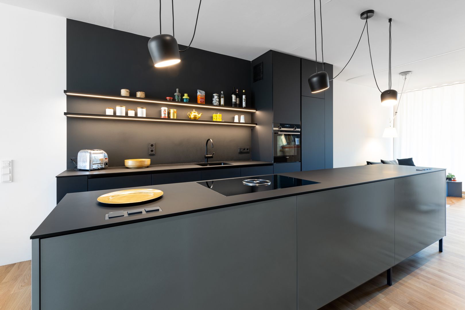 Schwarze Industrial Style Küche mit grauer Kochinsel: modern, elegant und individuell geplant