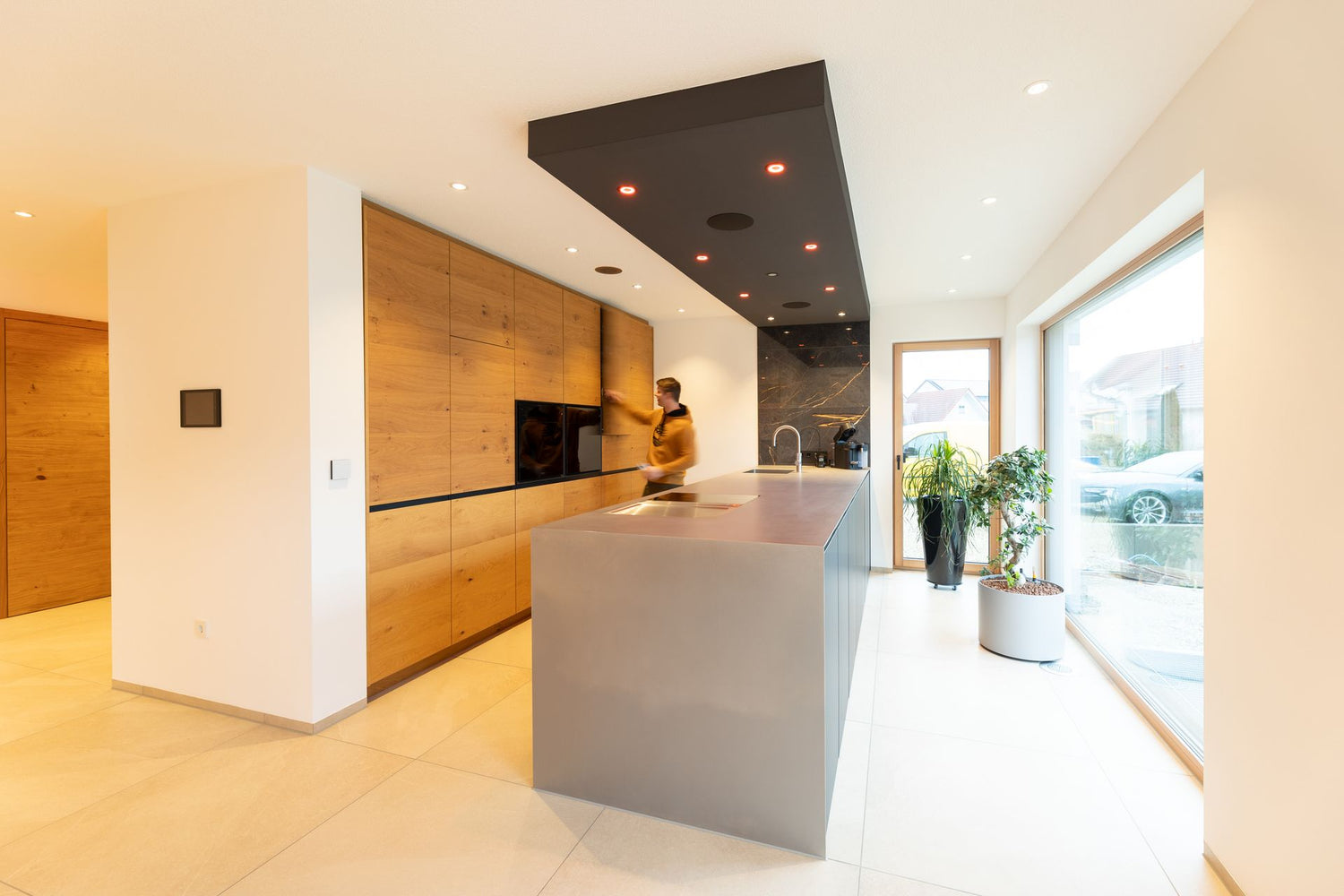 Moderne Designküche mit BORA XBO: Minimalismus, Materialmix und individuelle Planung