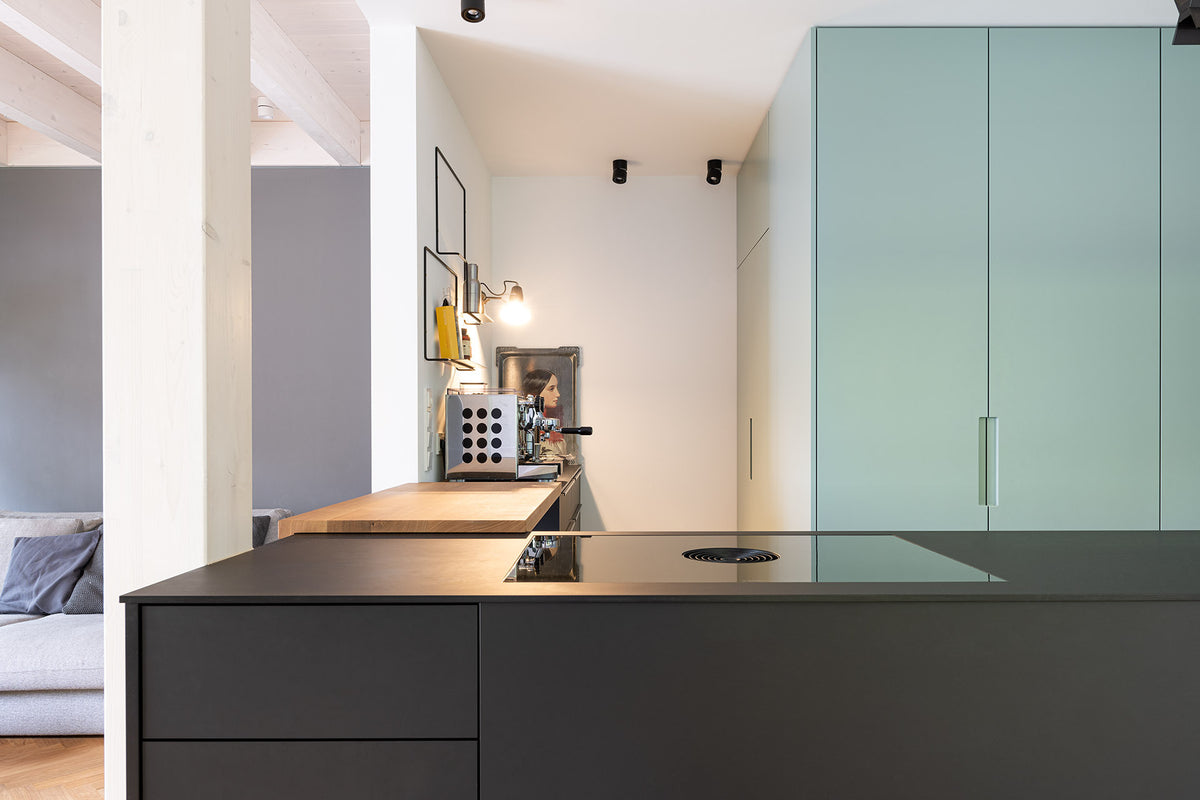 Moderne Küchenarchitektur: Wie schwarze Kücheninseln und graue Hochschränke zeitlose Eleganz schaffen