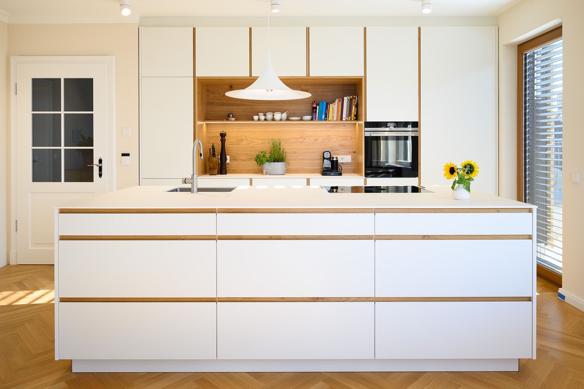 Kundenküche Weiß Eiche: Minimalistische Inselküche mit architektonischer Eleganz