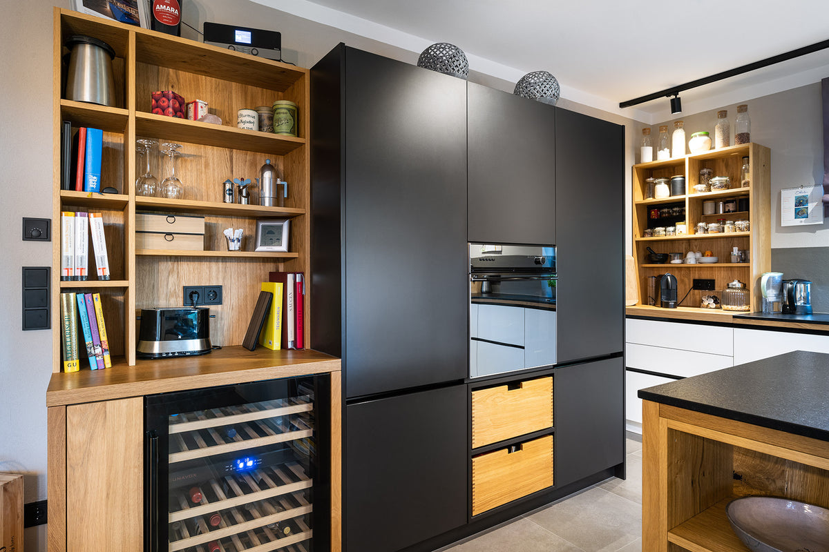 Küchendesign mit 3 Farben: So gelingt der Materialmix aus Schwarz, Weiß und Eiche