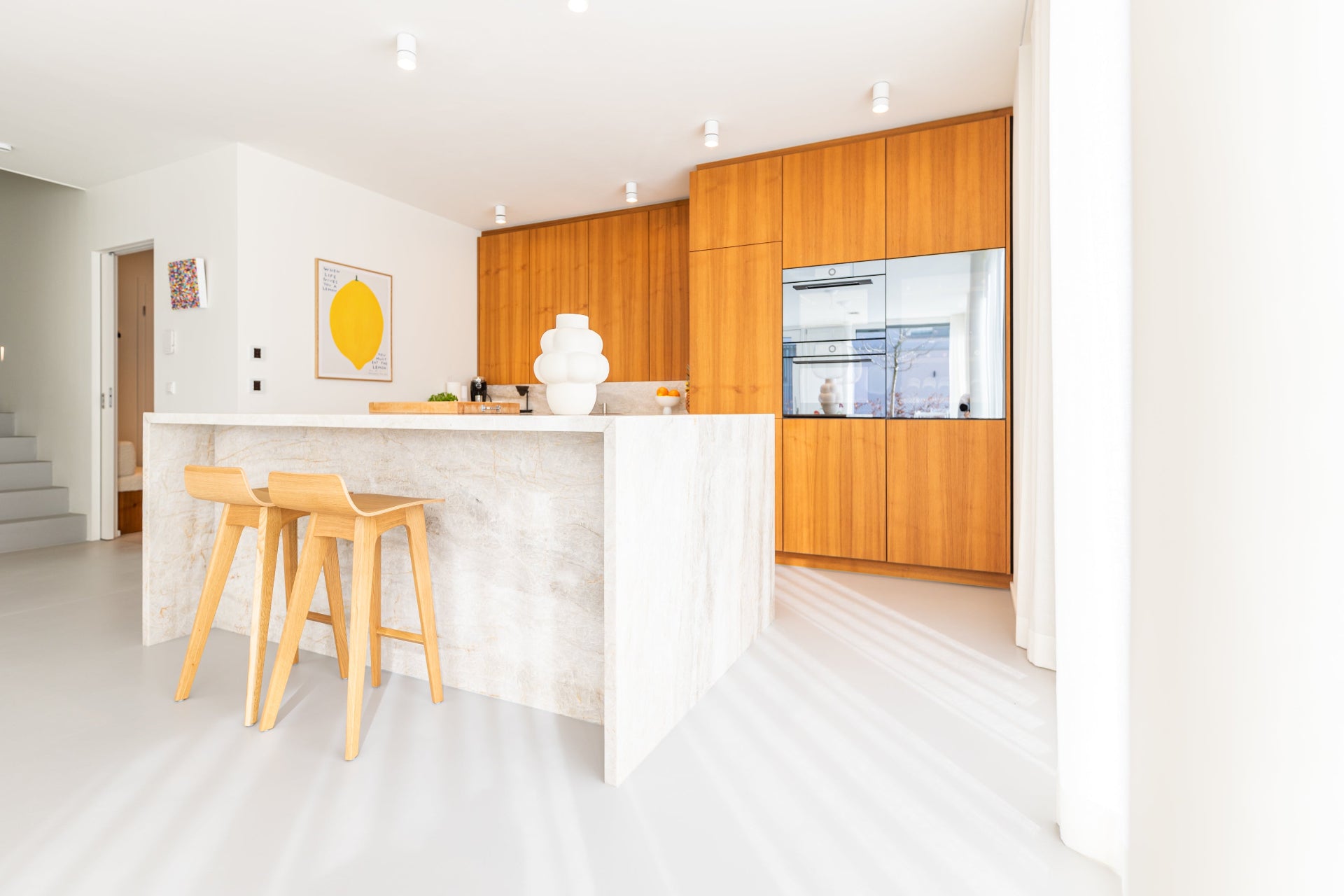 Designküche mit Teakholz