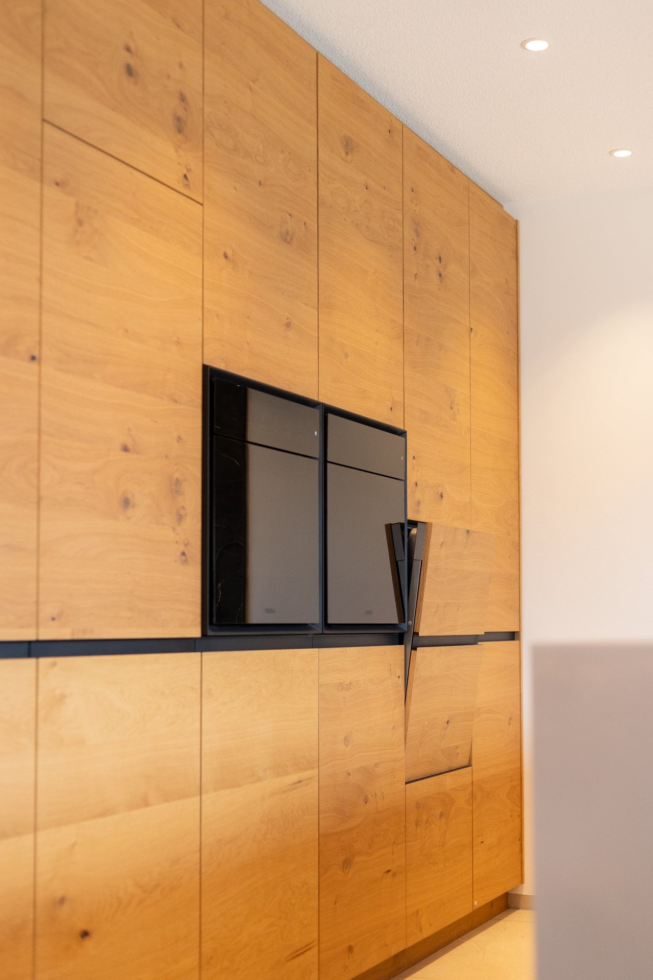 Eleganz in Grau & Holz