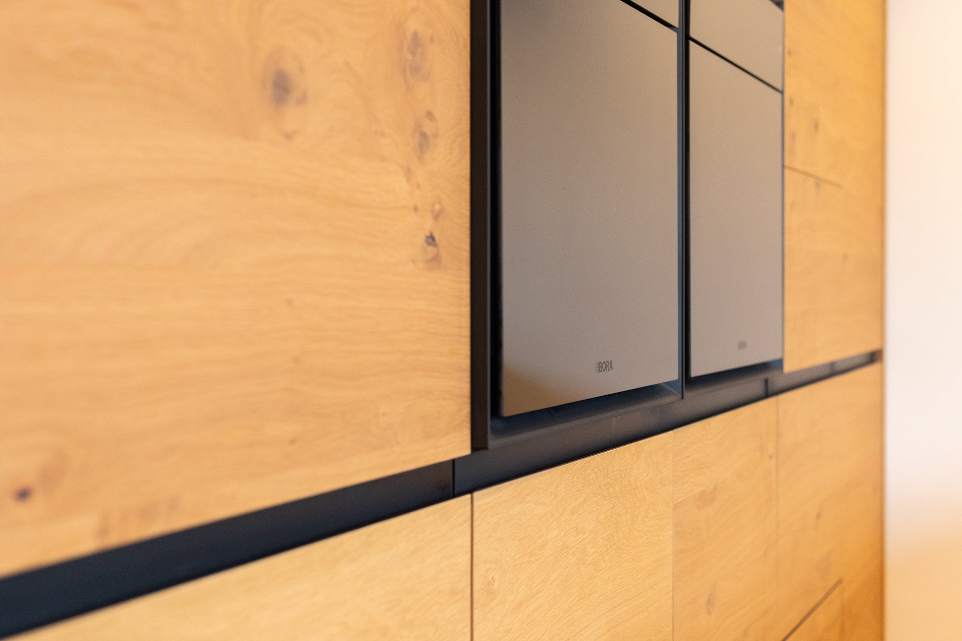 Eleganz in Grau & Holz