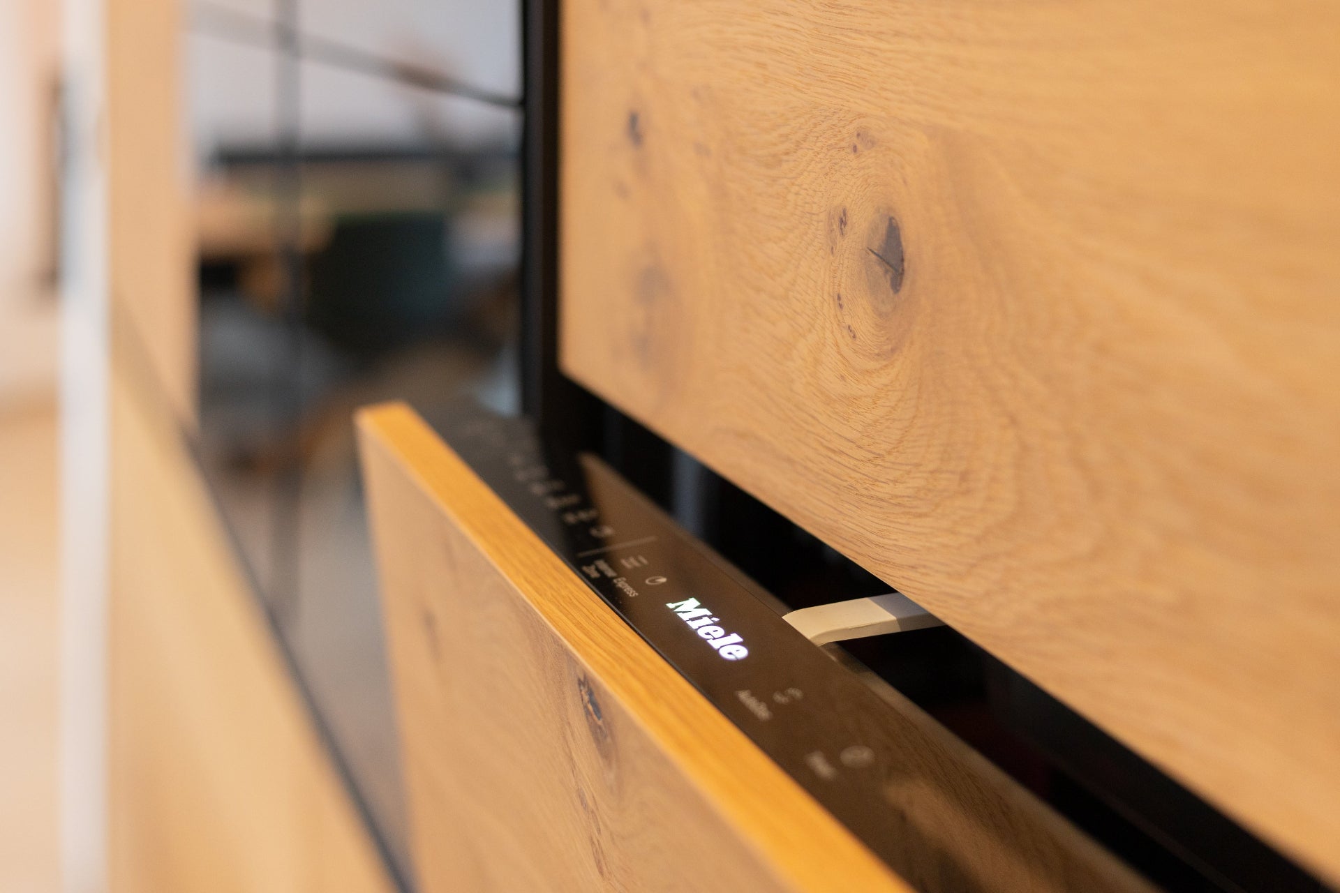 Eleganz in Grau & Holz