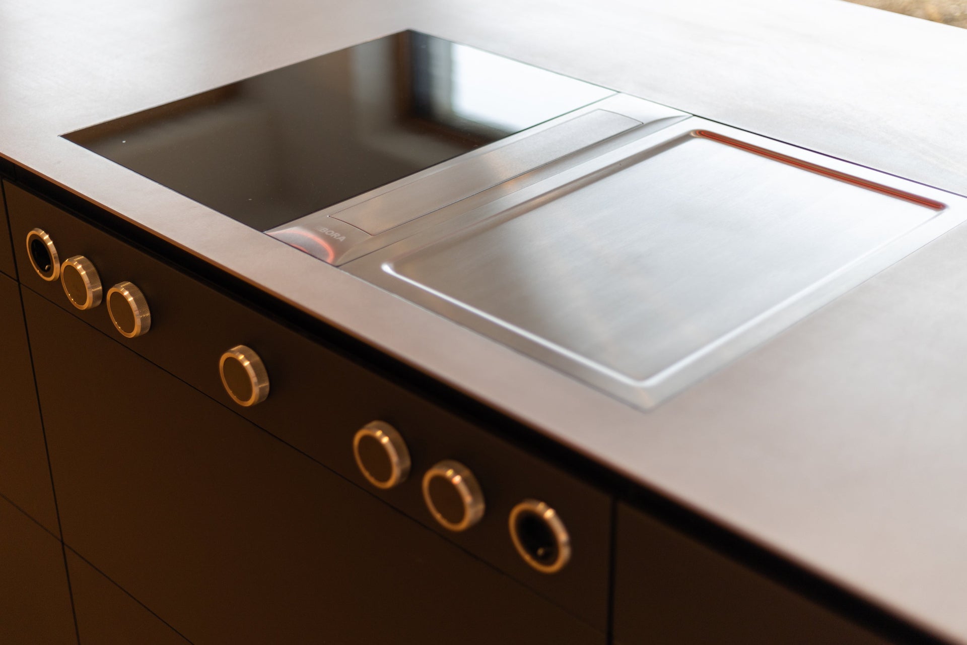 Eleganz in Grau & Holz