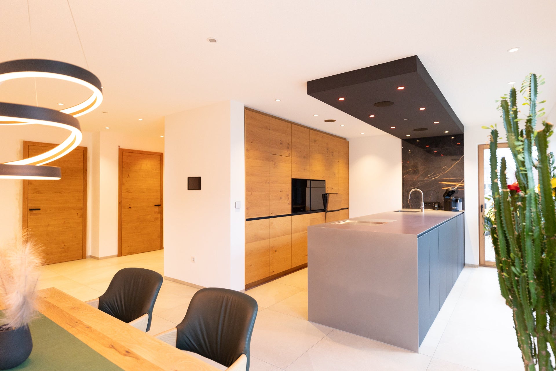 Eleganz in Grau & Holz