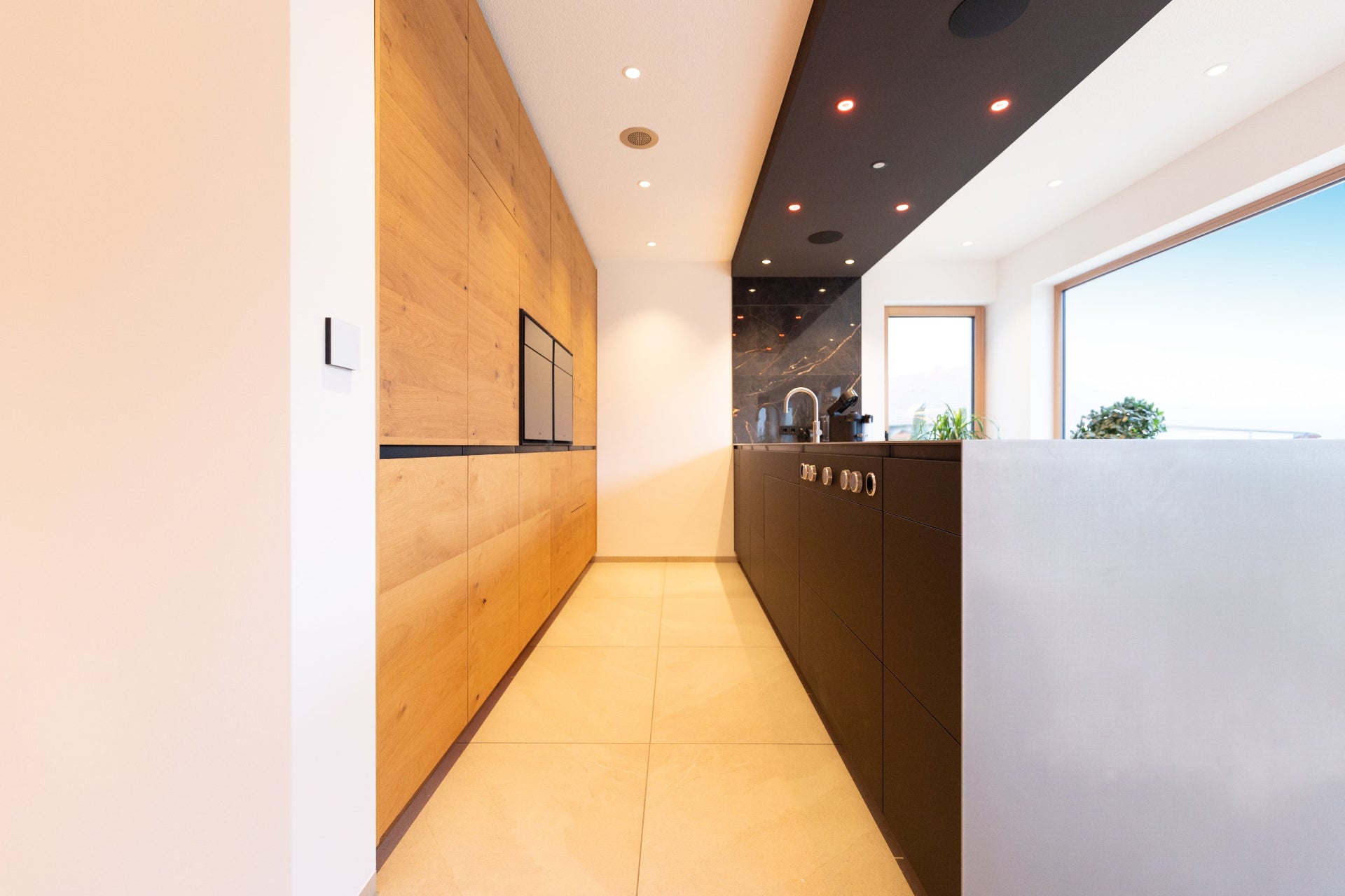 Eleganz in Grau & Holz