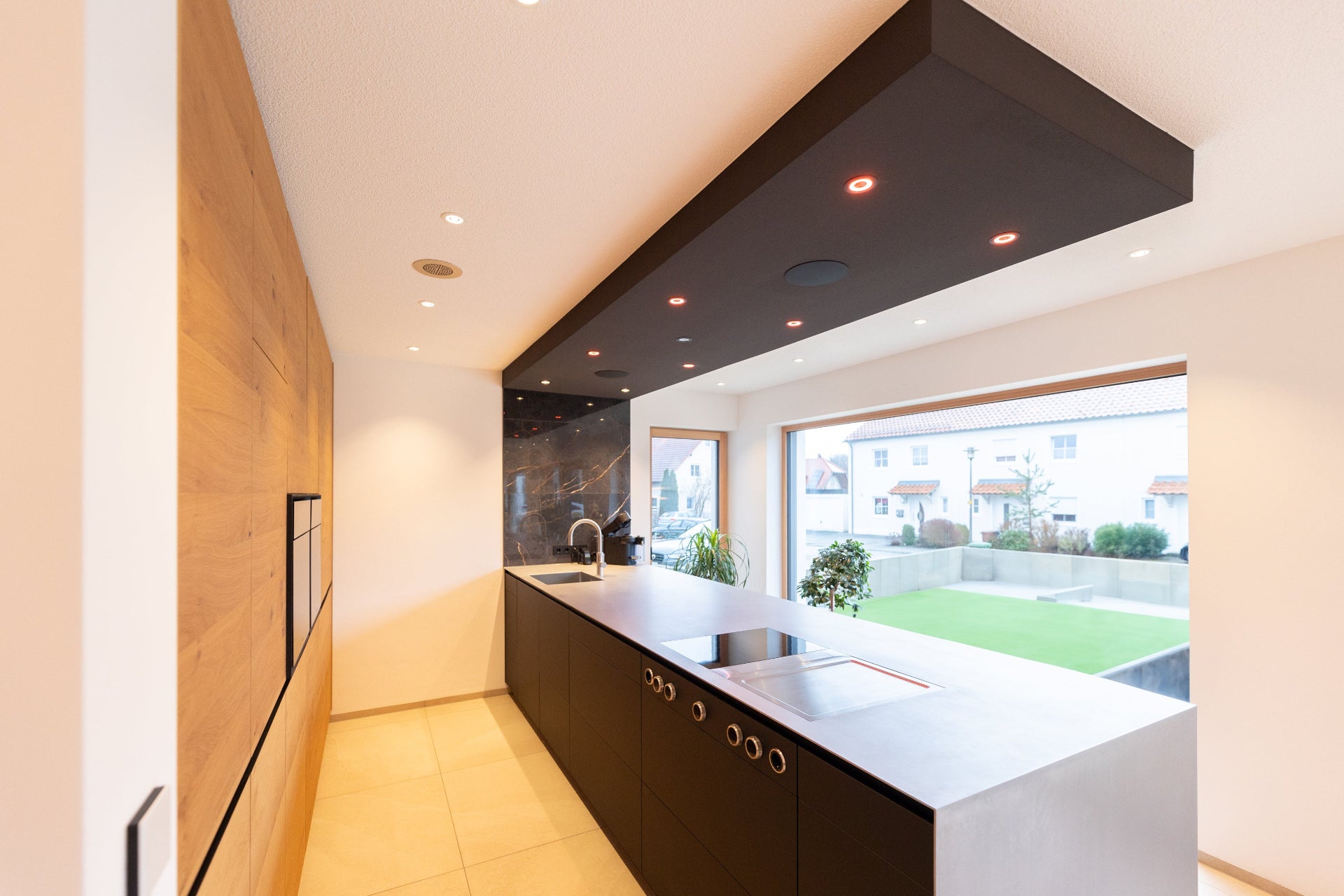 Eleganz in Grau & Holz