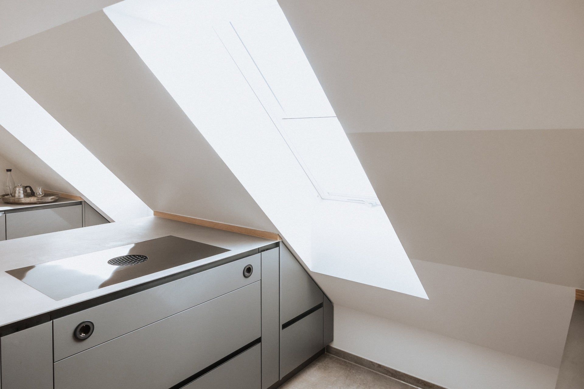 Graue Mansardenküche