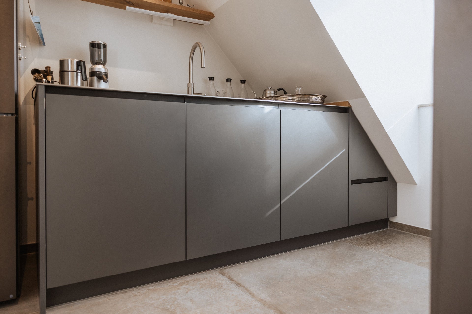 Graue Mansardenküche