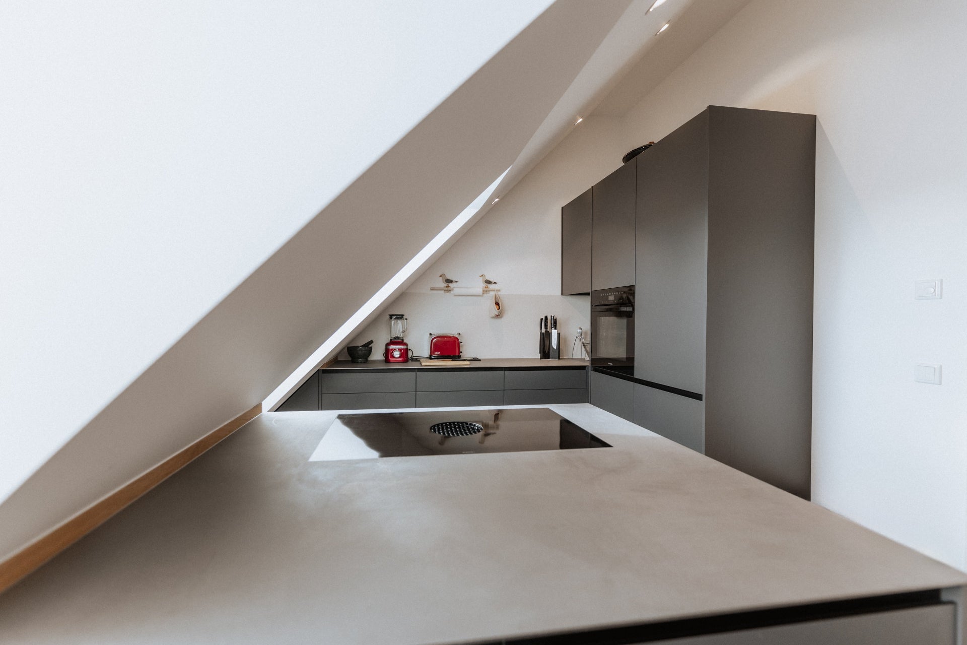 Graue Mansardenküche