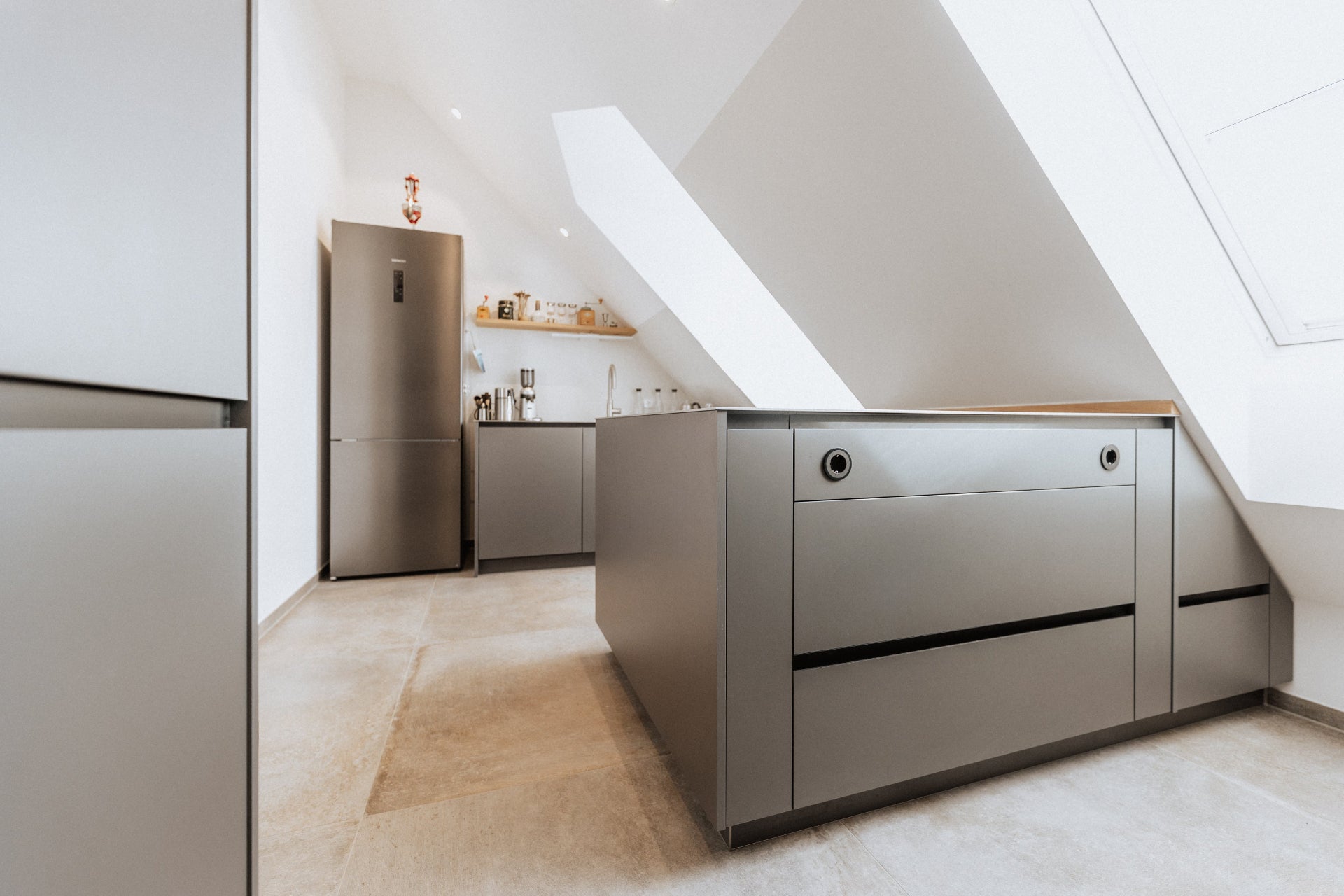 Graue Mansardenküche