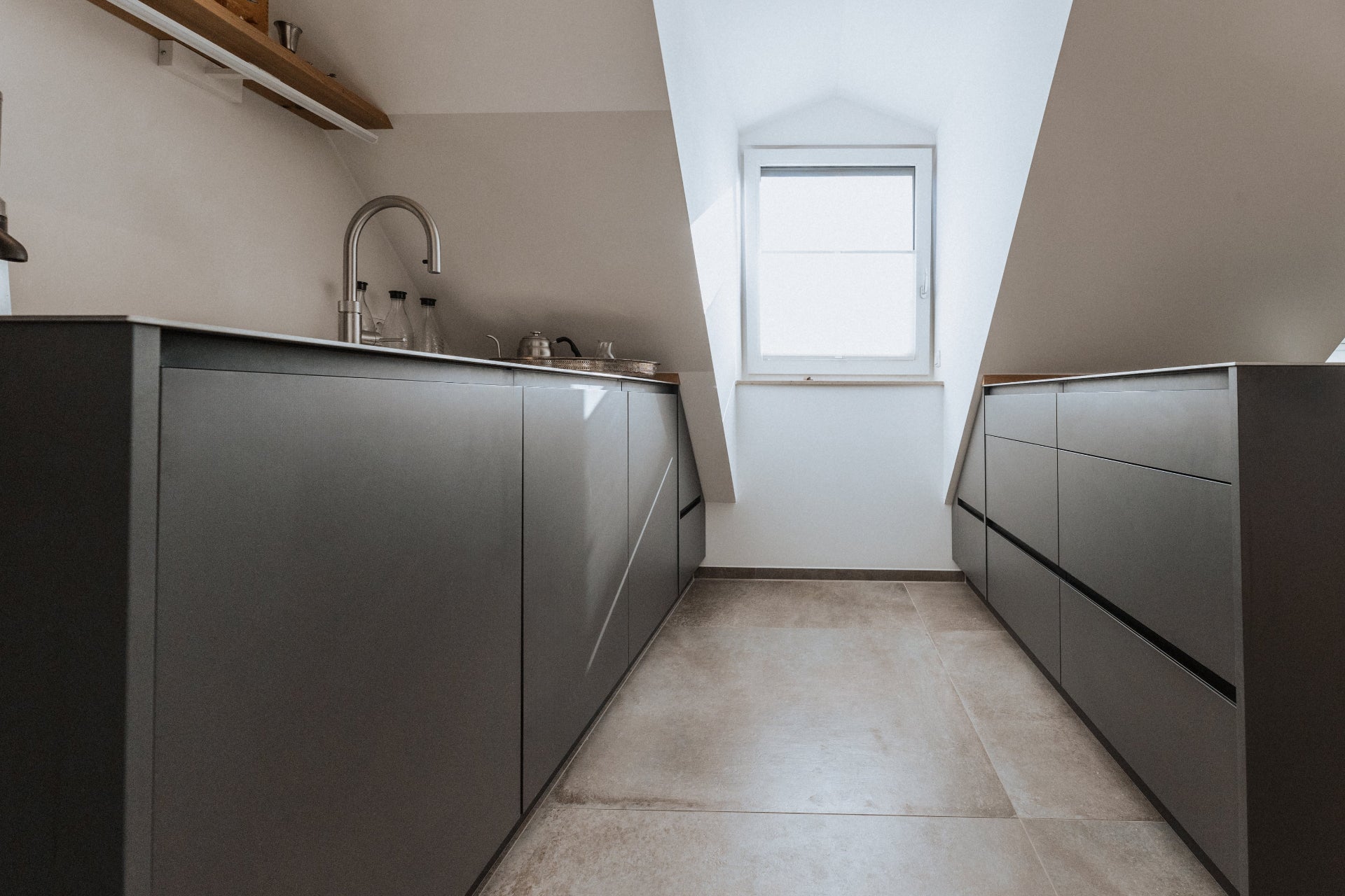 Graue Mansardenküche