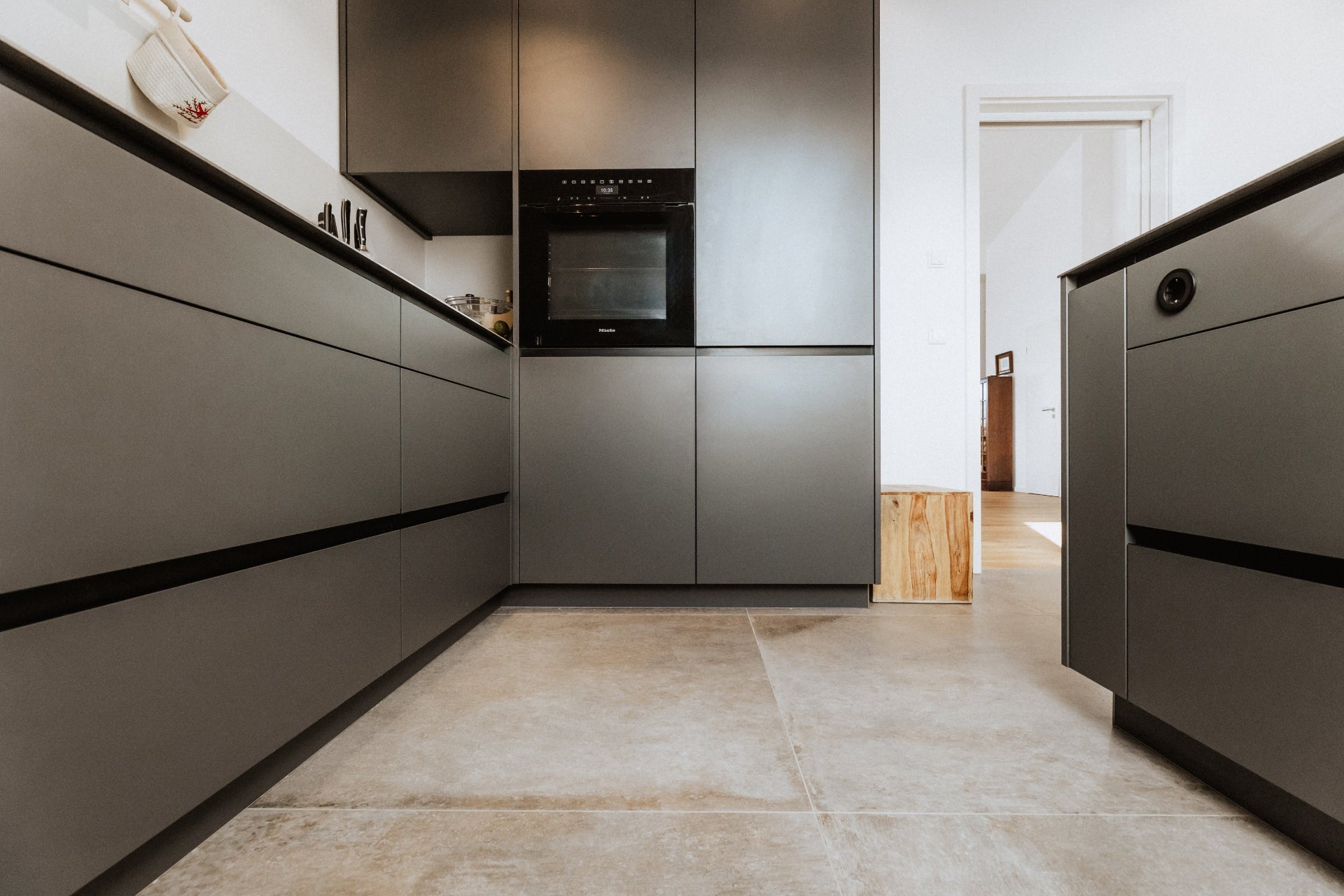 Graue Mansardenküche