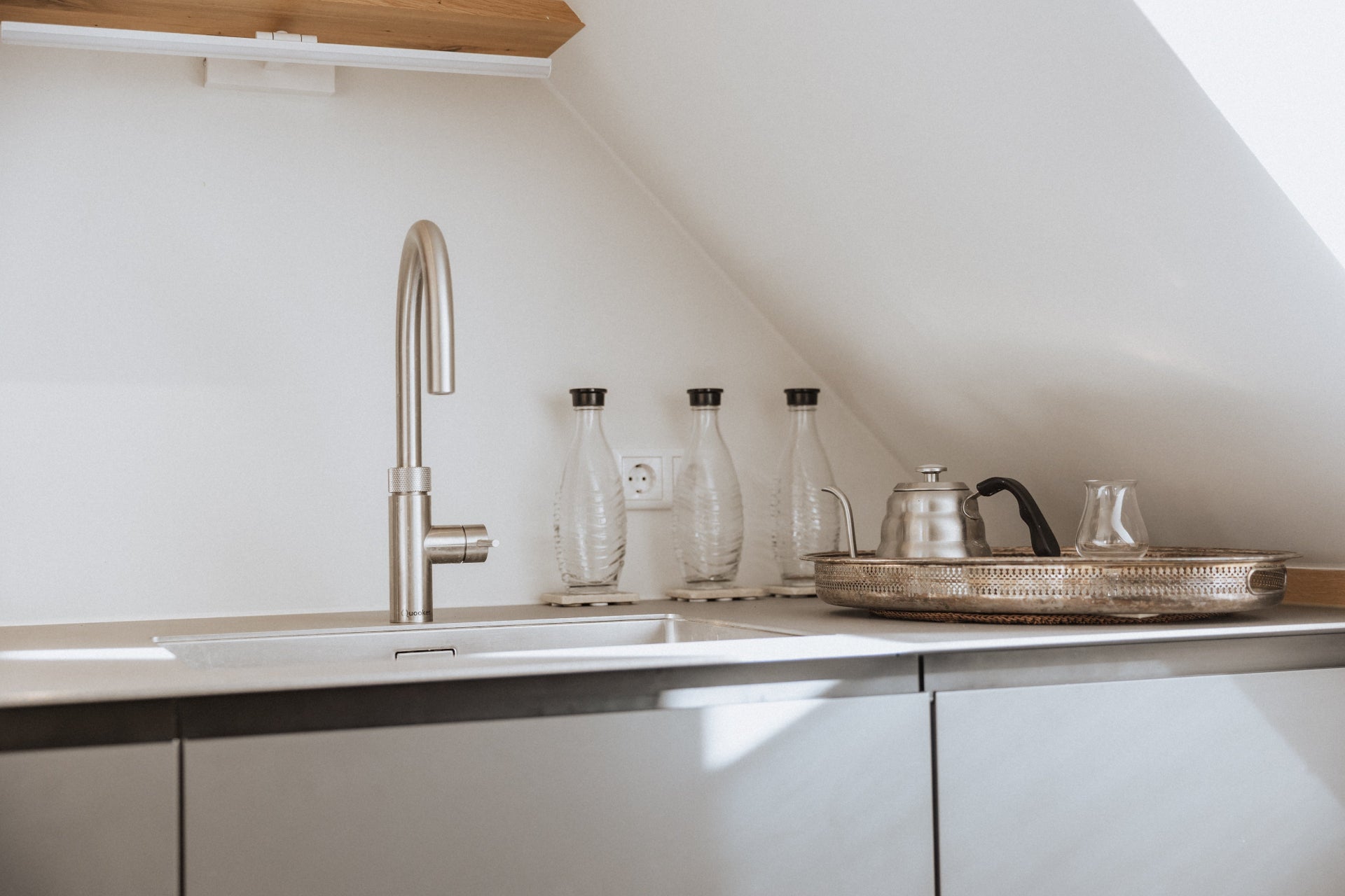 Graue Mansardenküche