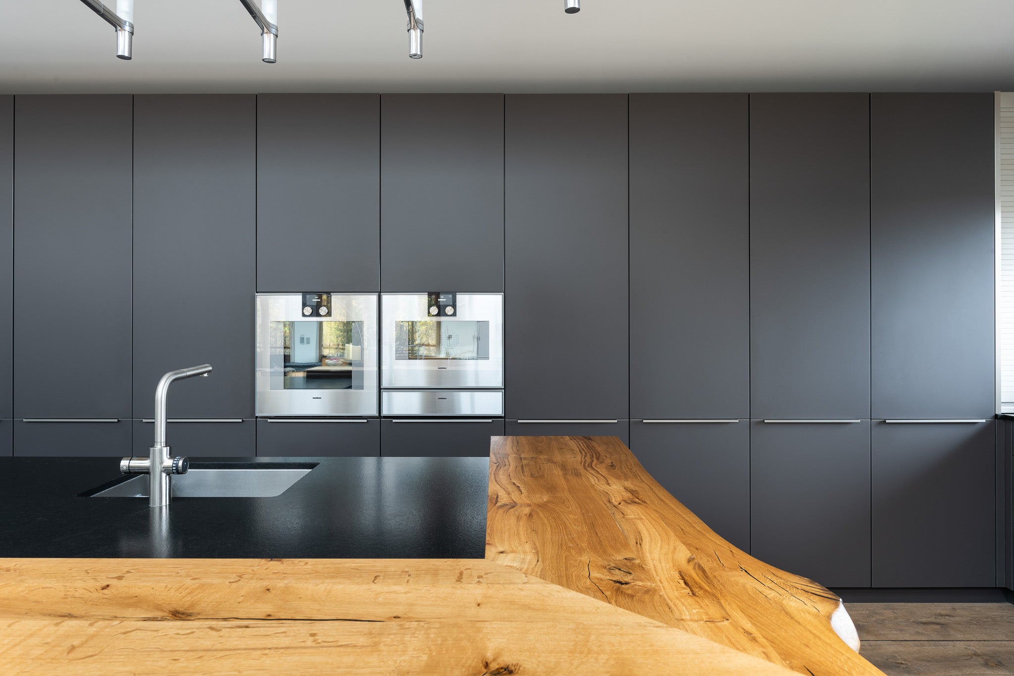 Schwarze Inselküche