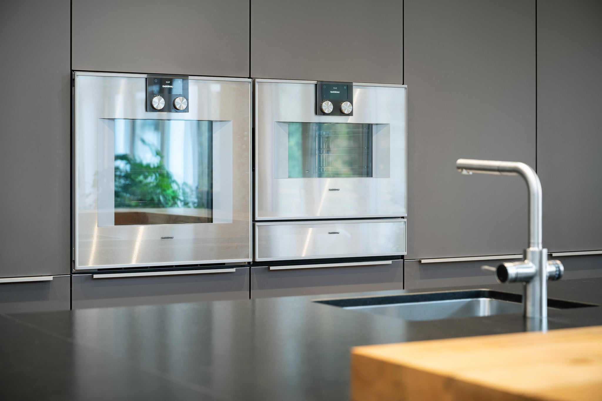 Schwarze Inselküche