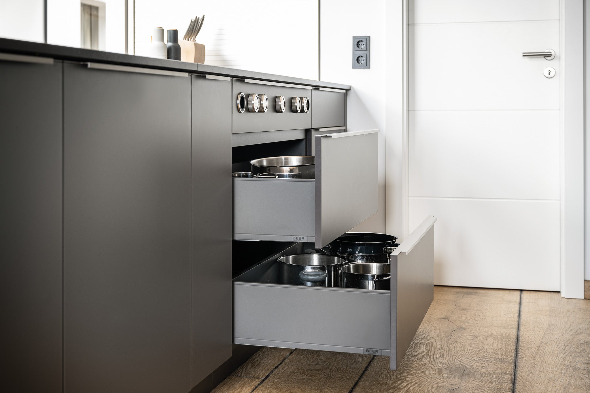 Schwarze Inselküche