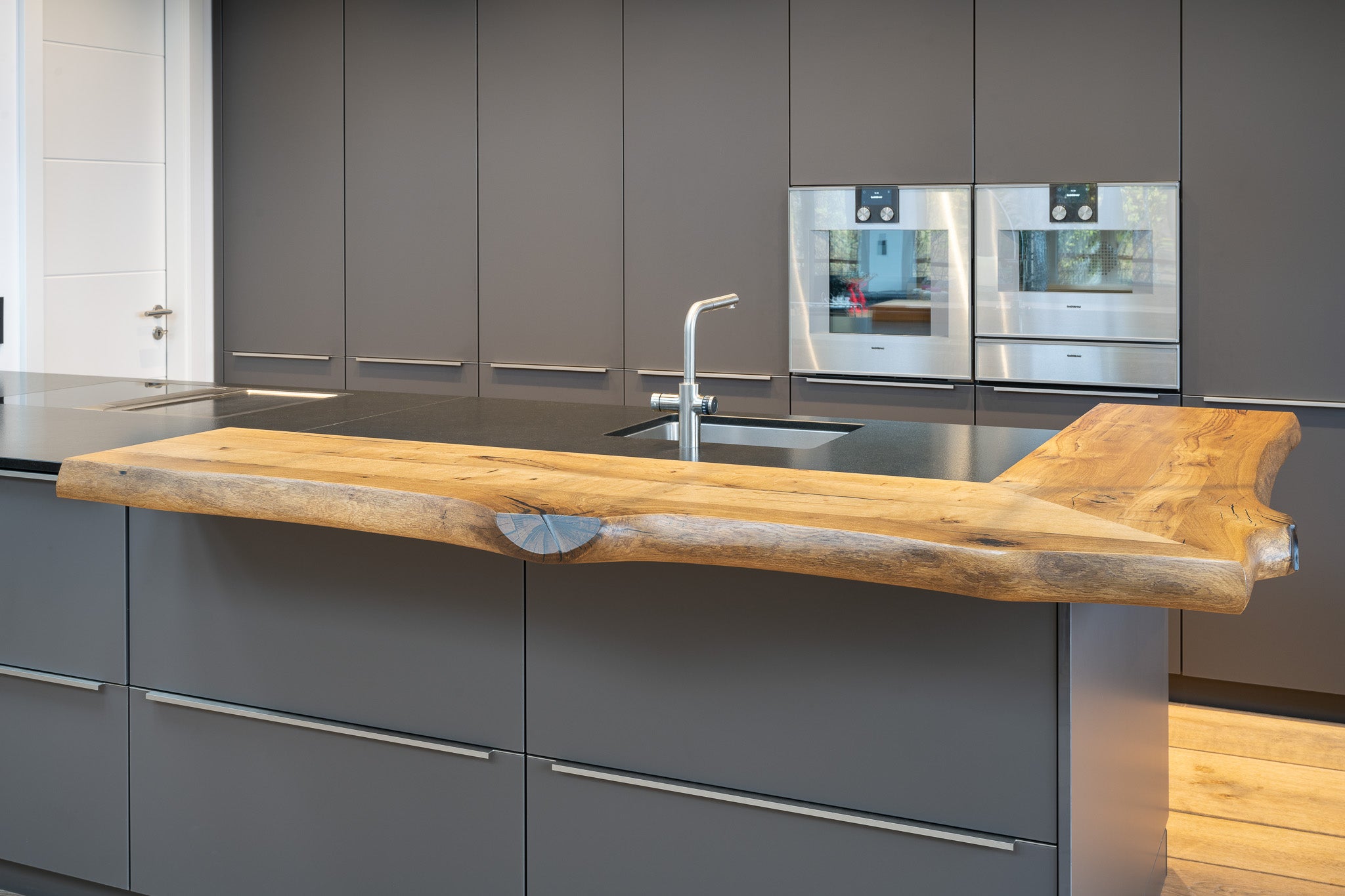 Schwarze Inselküche