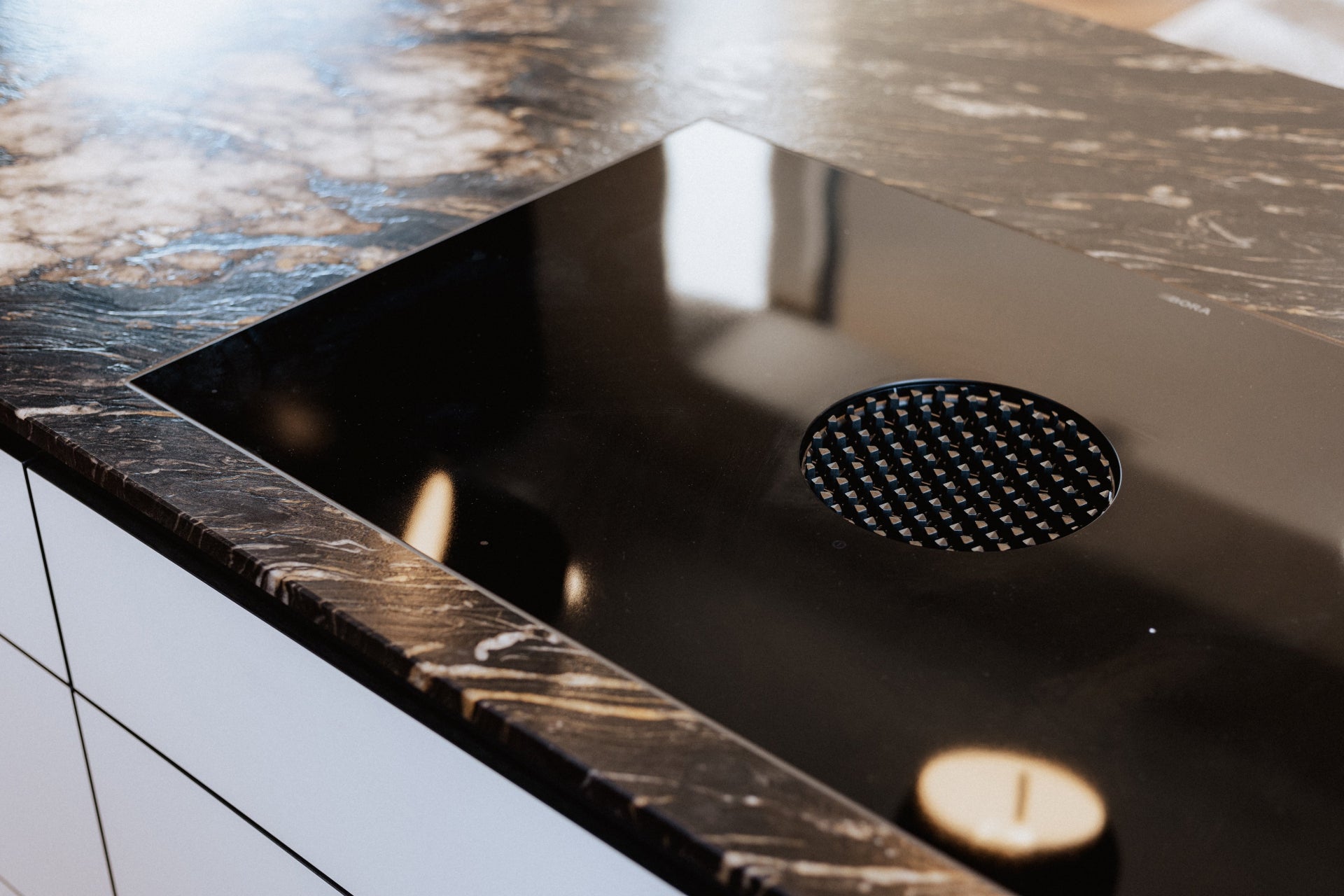 Luxuriöse Kontrastküche