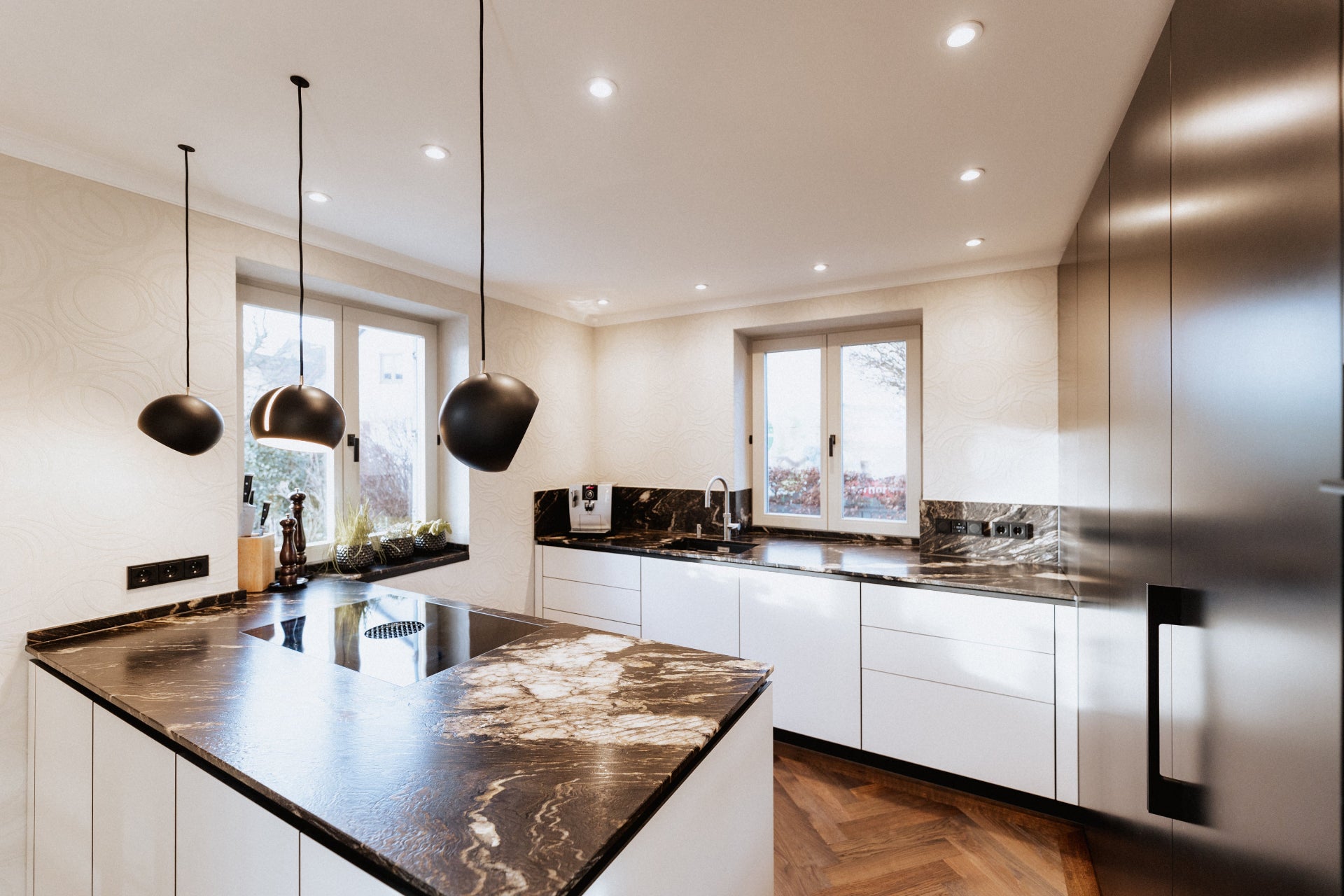 Luxuriöse Kontrastküche