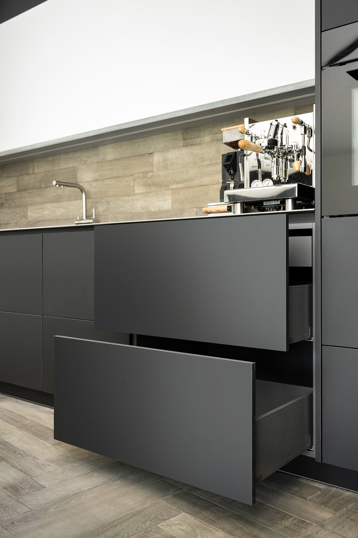 Schwarz mit Edelstahlplatte