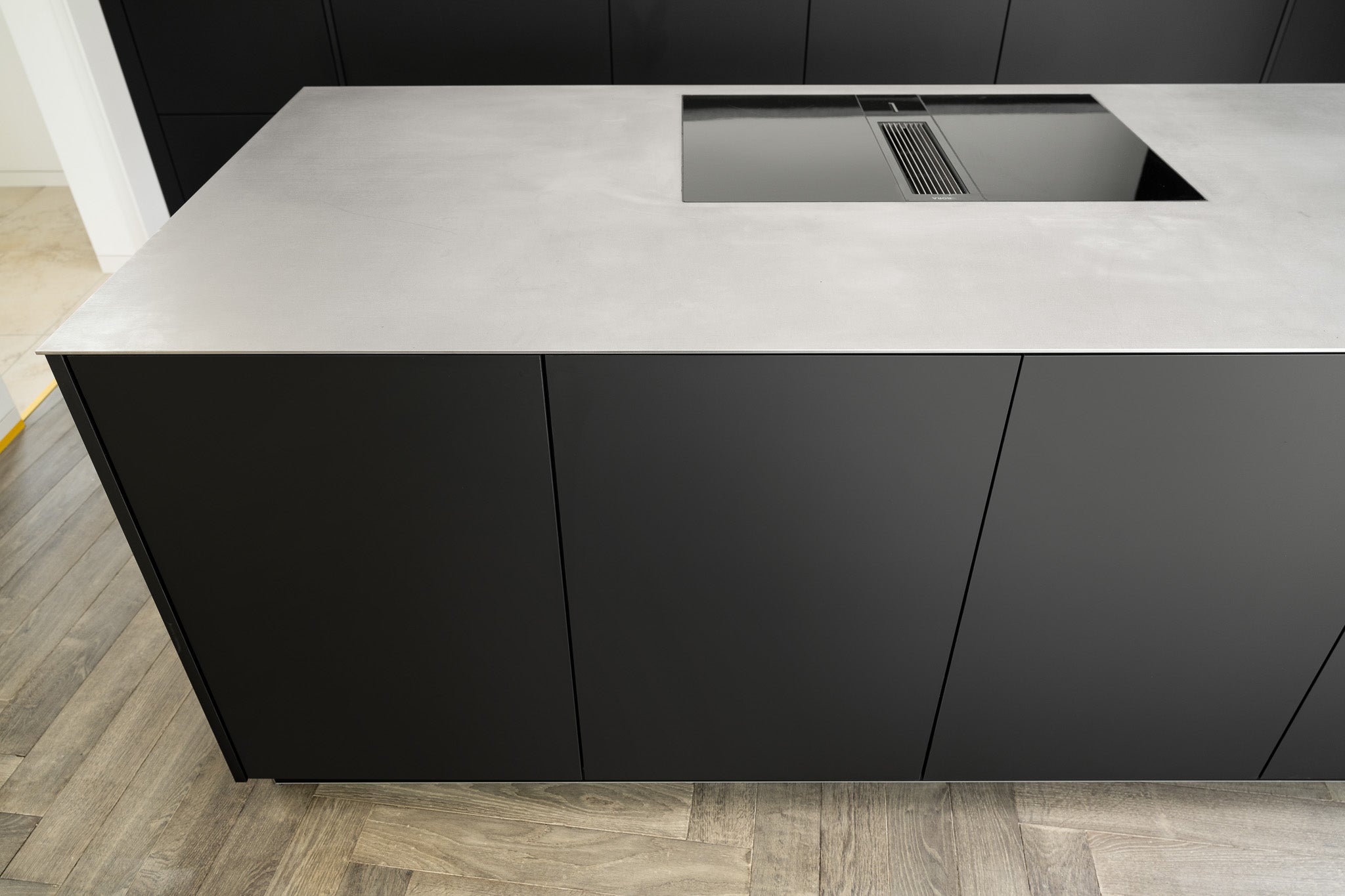 Schwarz mit Edelstahlplatte