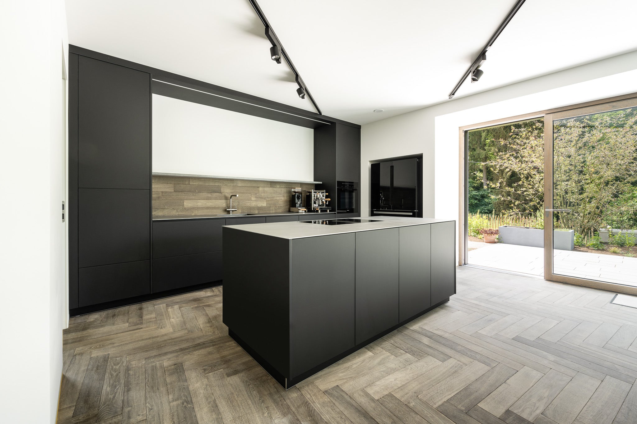 Schwarz mit Edelstahlplatte