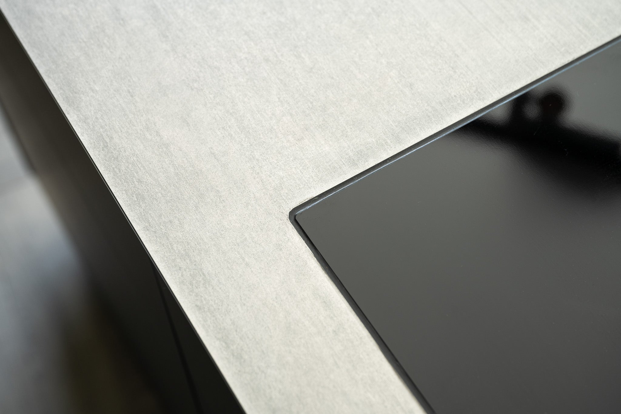 Schwarz mit Edelstahlplatte