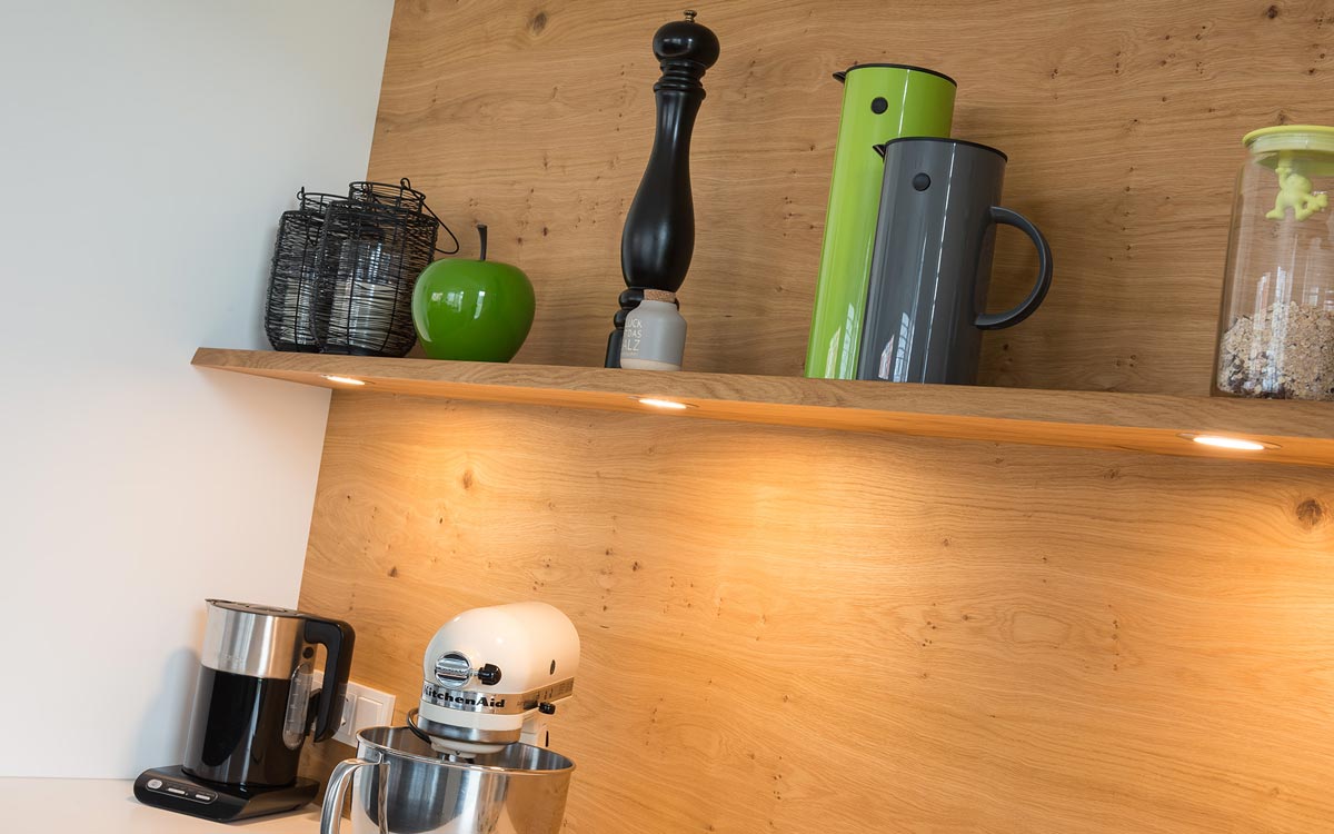 Weiße Küche mit Holzspielerei