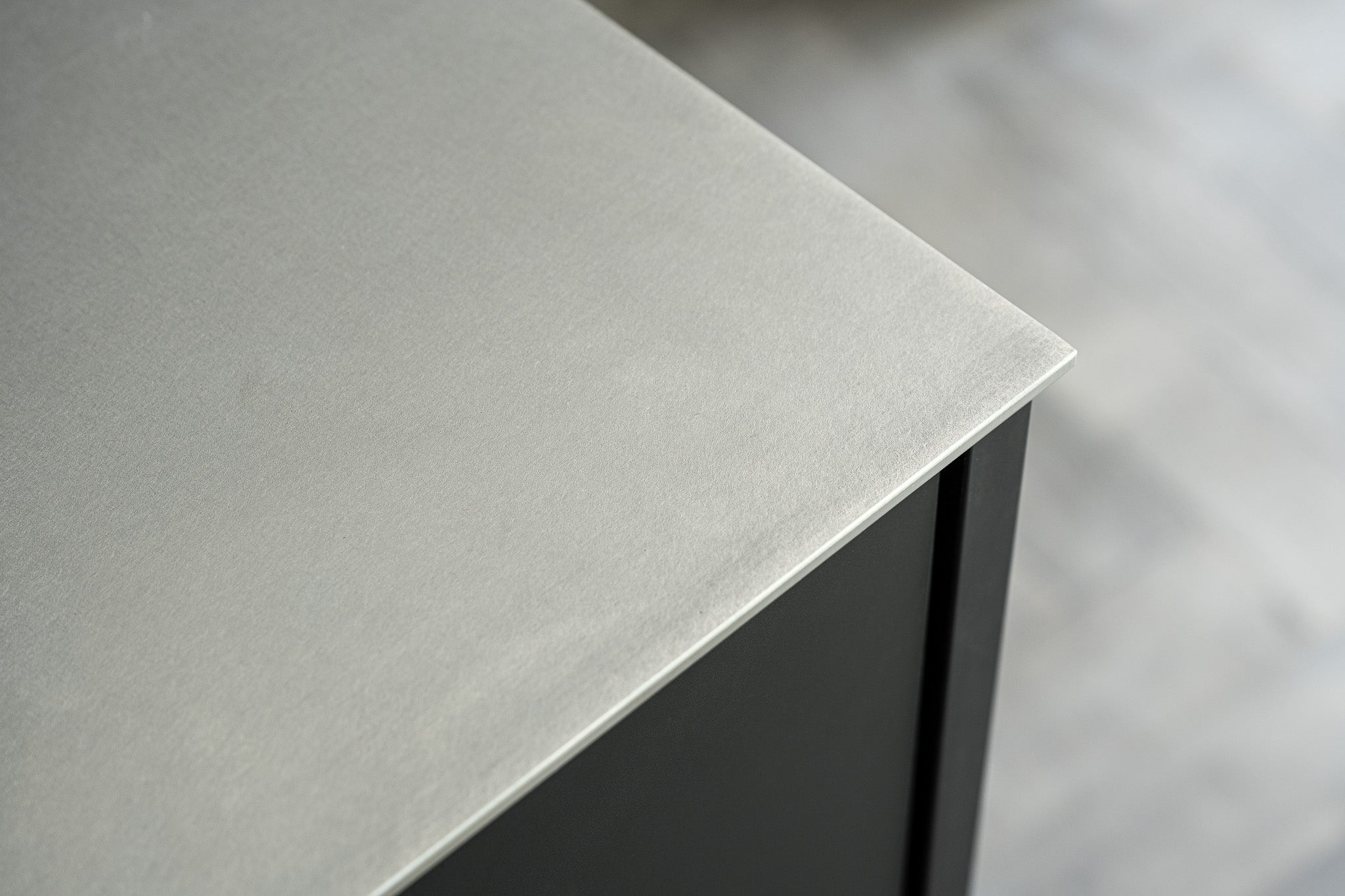 Schwarz mit Edelstahlplatte