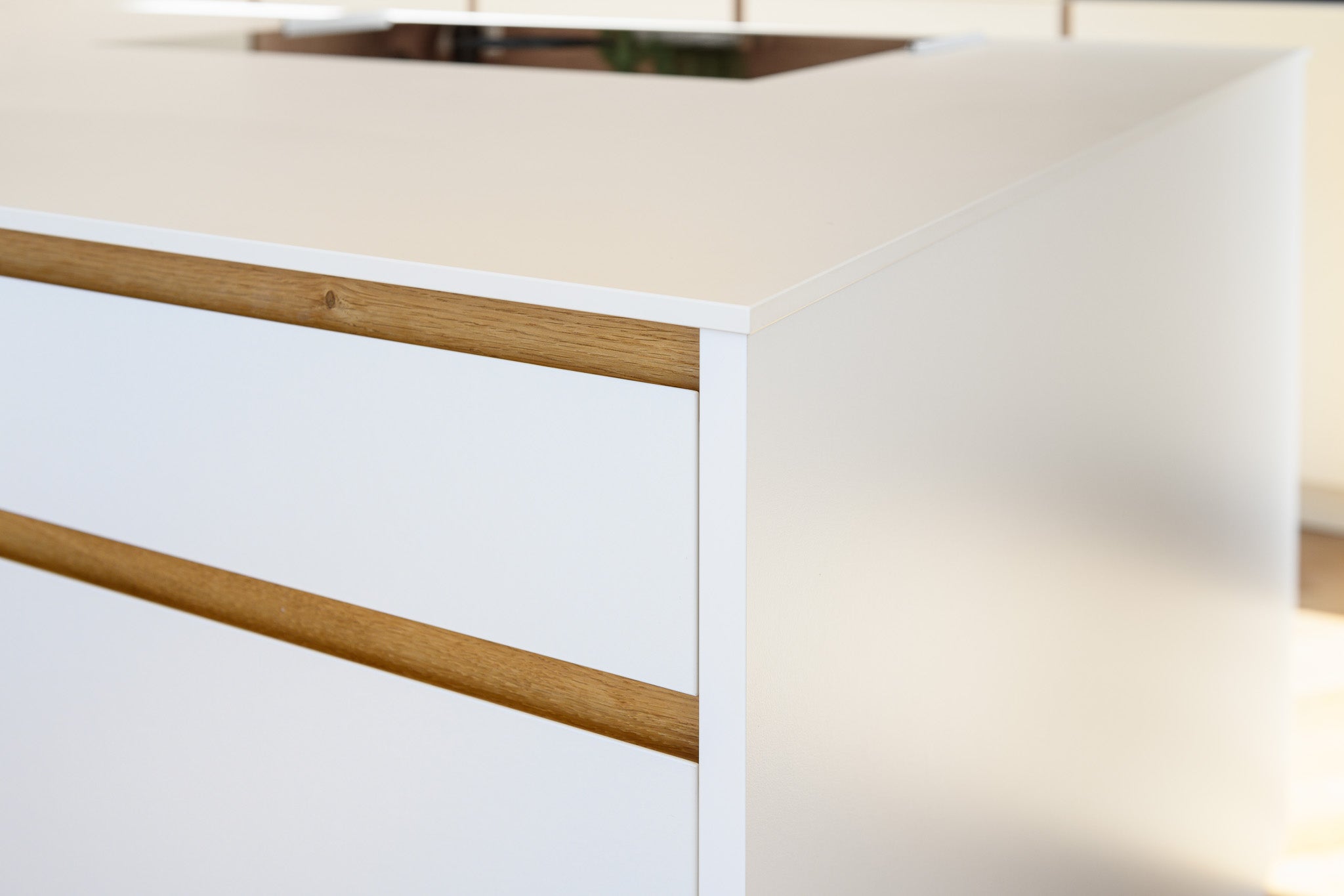 Weiße Küche mit Holzspielerei