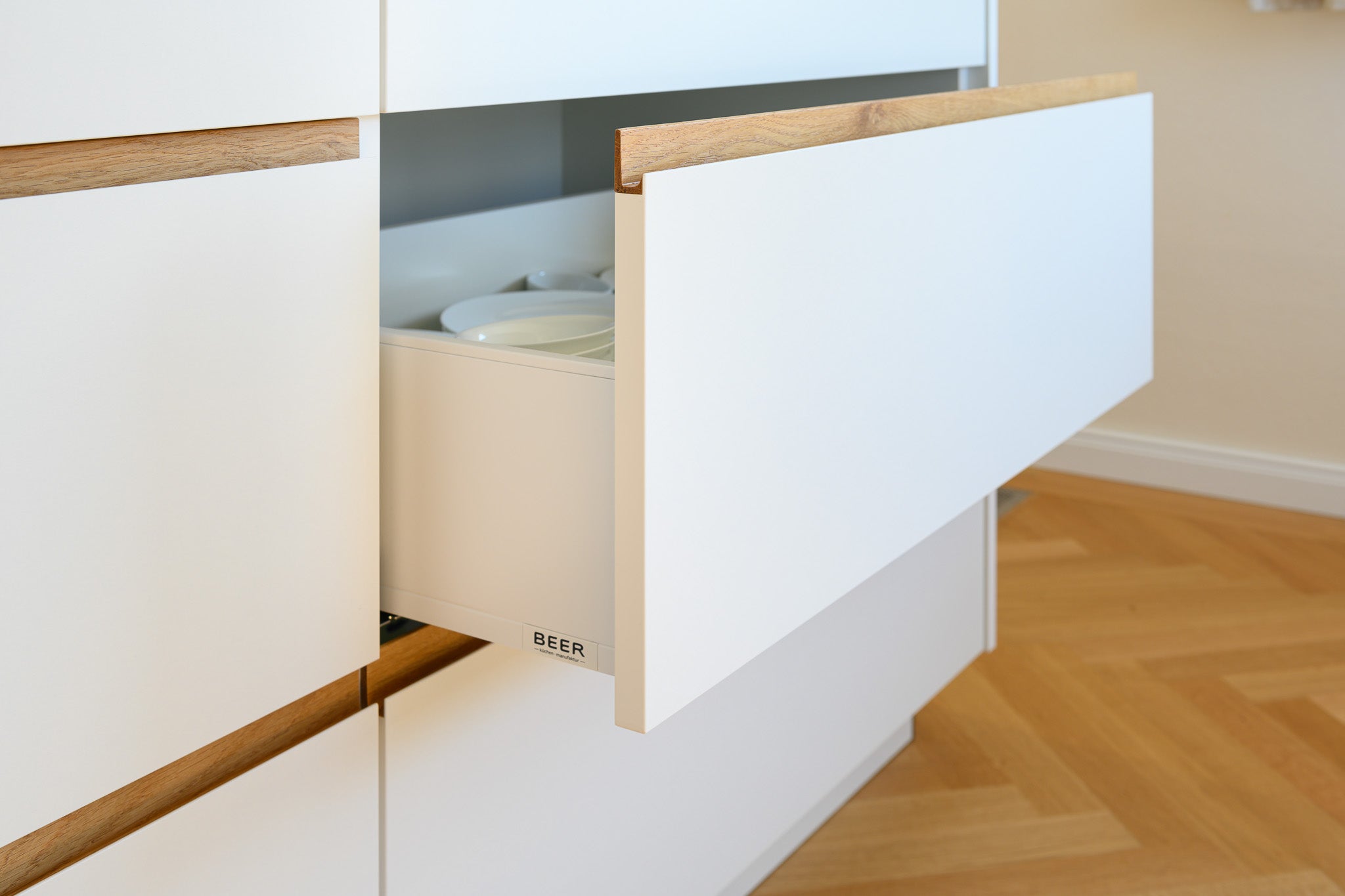 Weiße Küche mit Holzspielerei