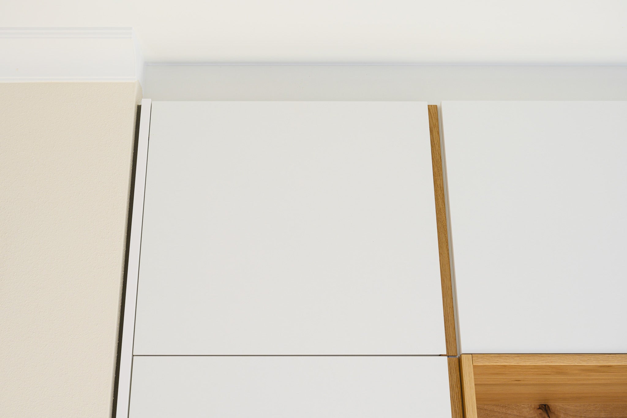 Weiße Küche mit Holzspielerei