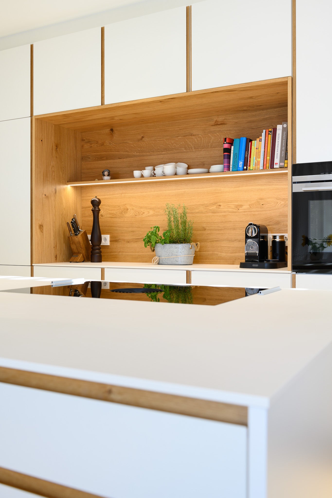 Weiße Küche mit Holzspielerei