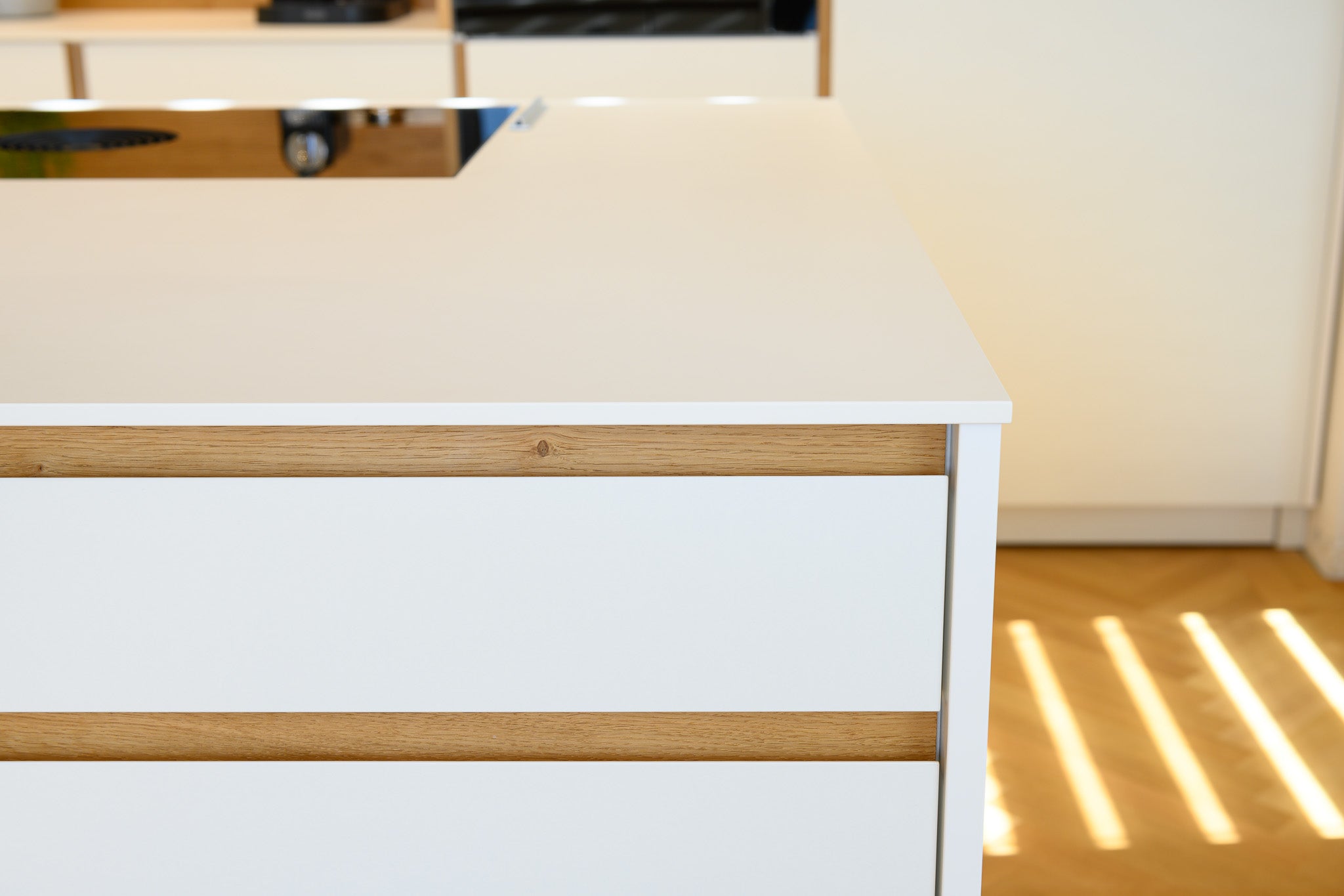 Weiße Küche mit Holzspielerei