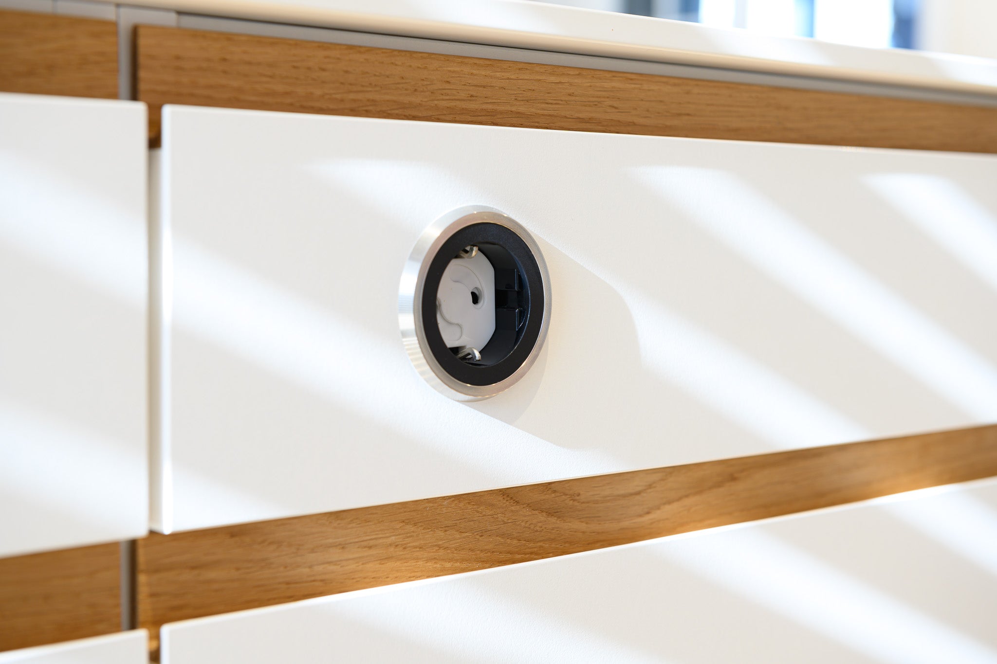 Weiße Küche mit Holzspielerei