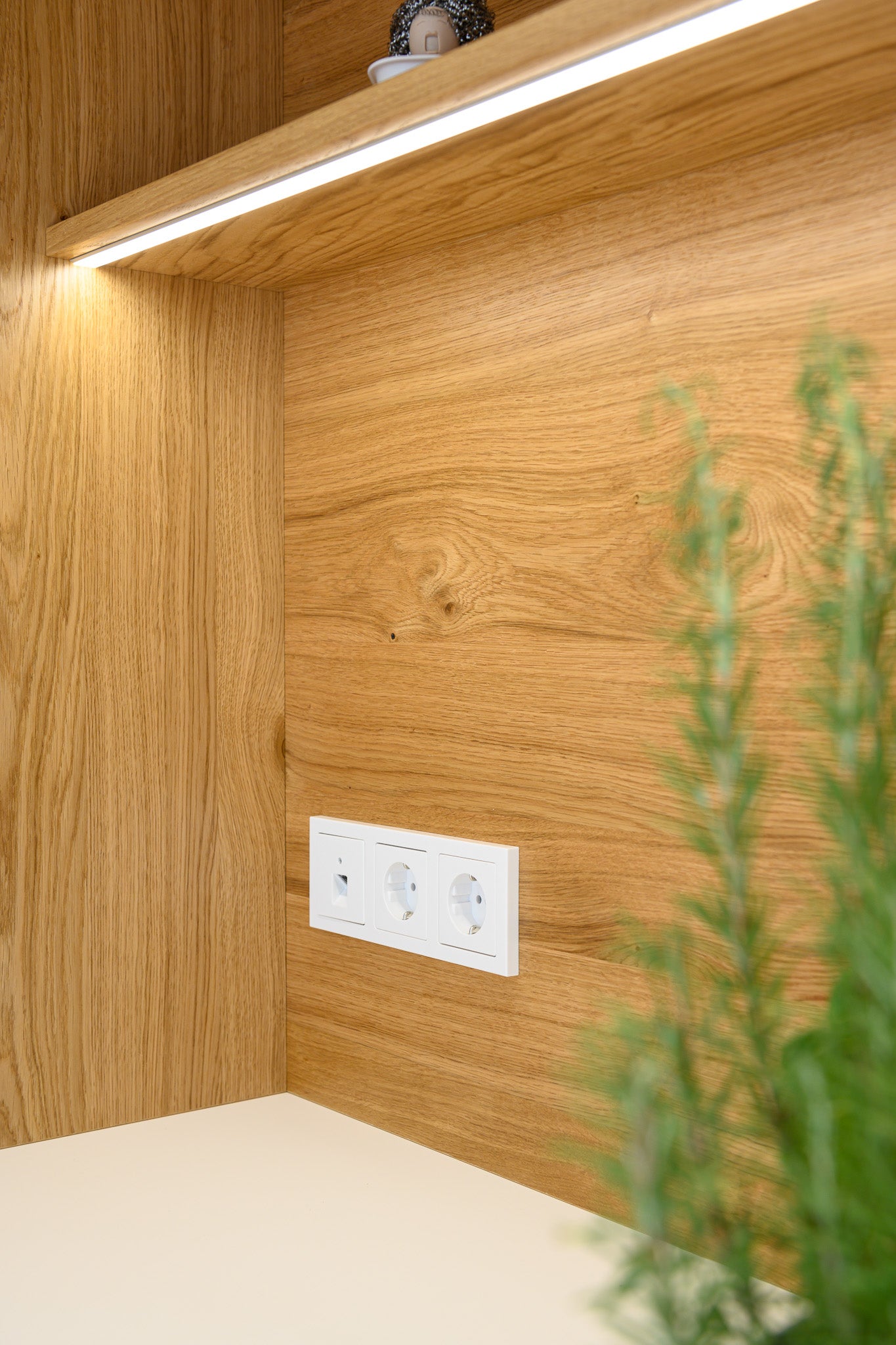 Weiße Küche mit Holzspielerei