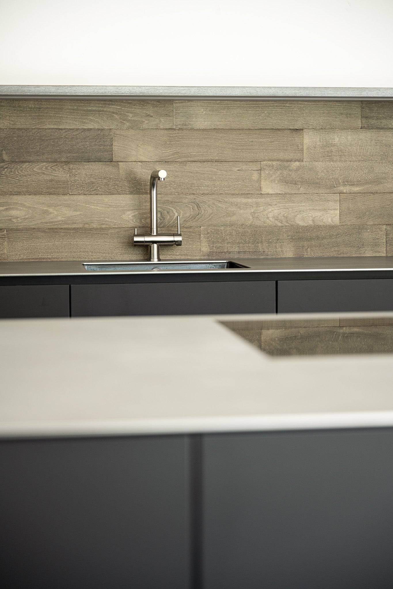 Schwarz mit Edelstahlplatte