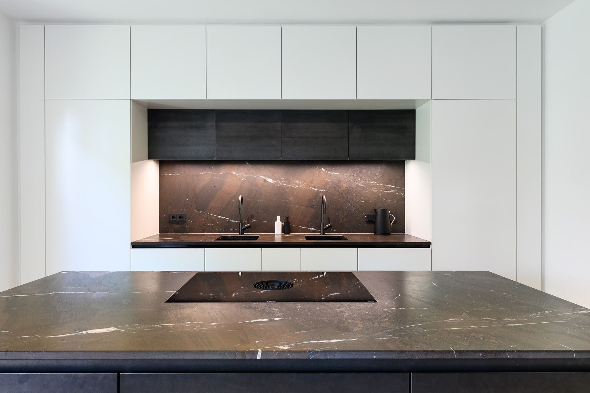 Kundenküche Designküche: So entsteht eine zeitlose Küche mit Weiß, Granit und Schwarzstahl