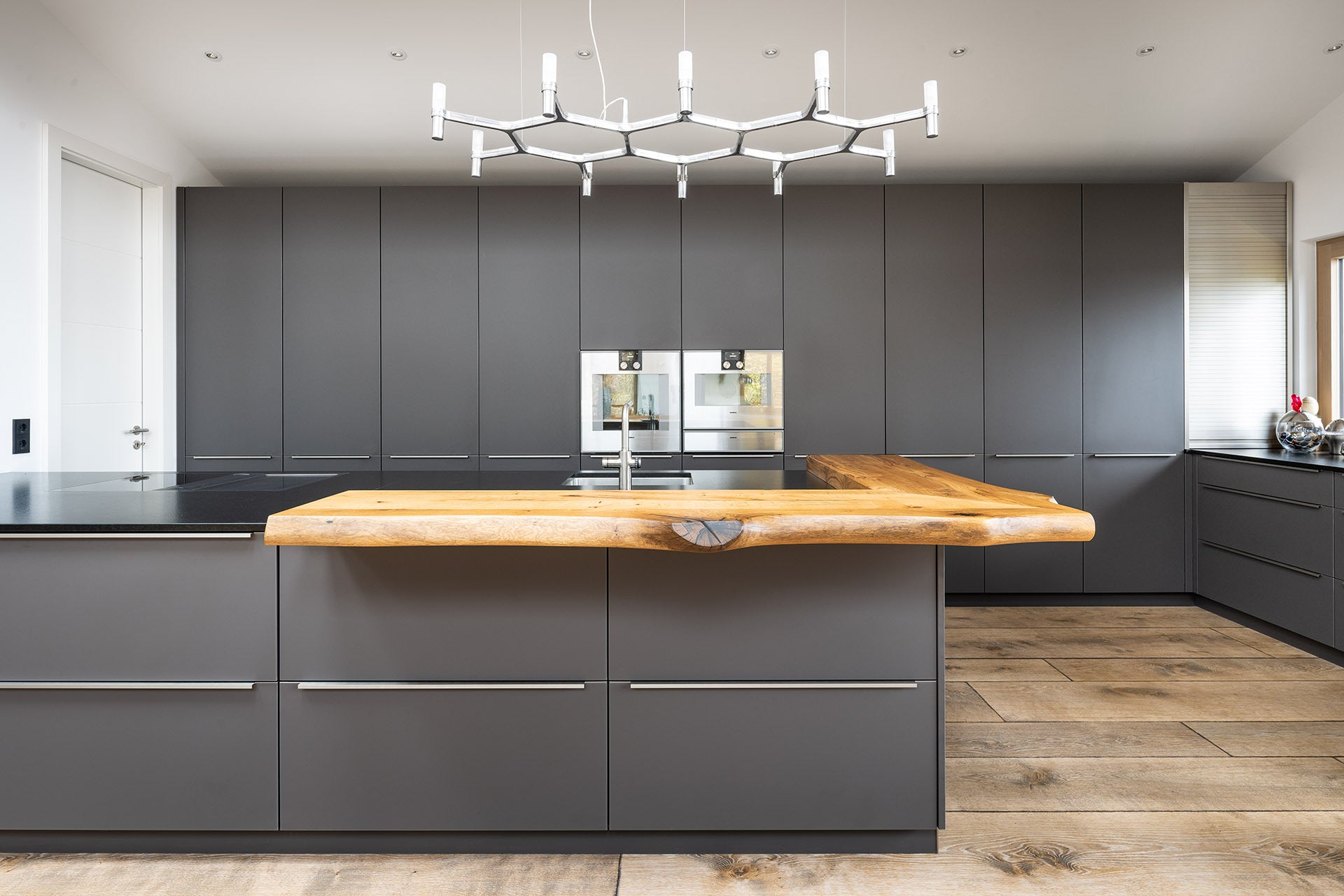 Moderne rustikale Küche: Wie schlichtes Design und warme Holzelemente perfekt harmonieren