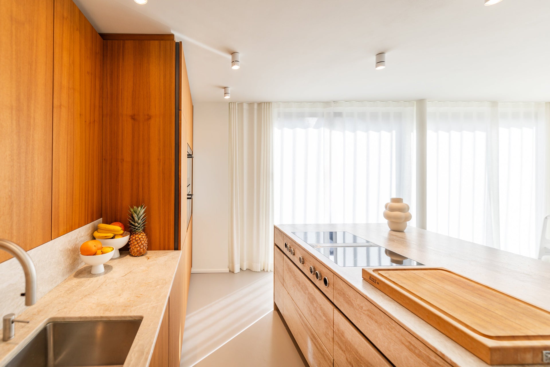 Designküche mit Teakholz