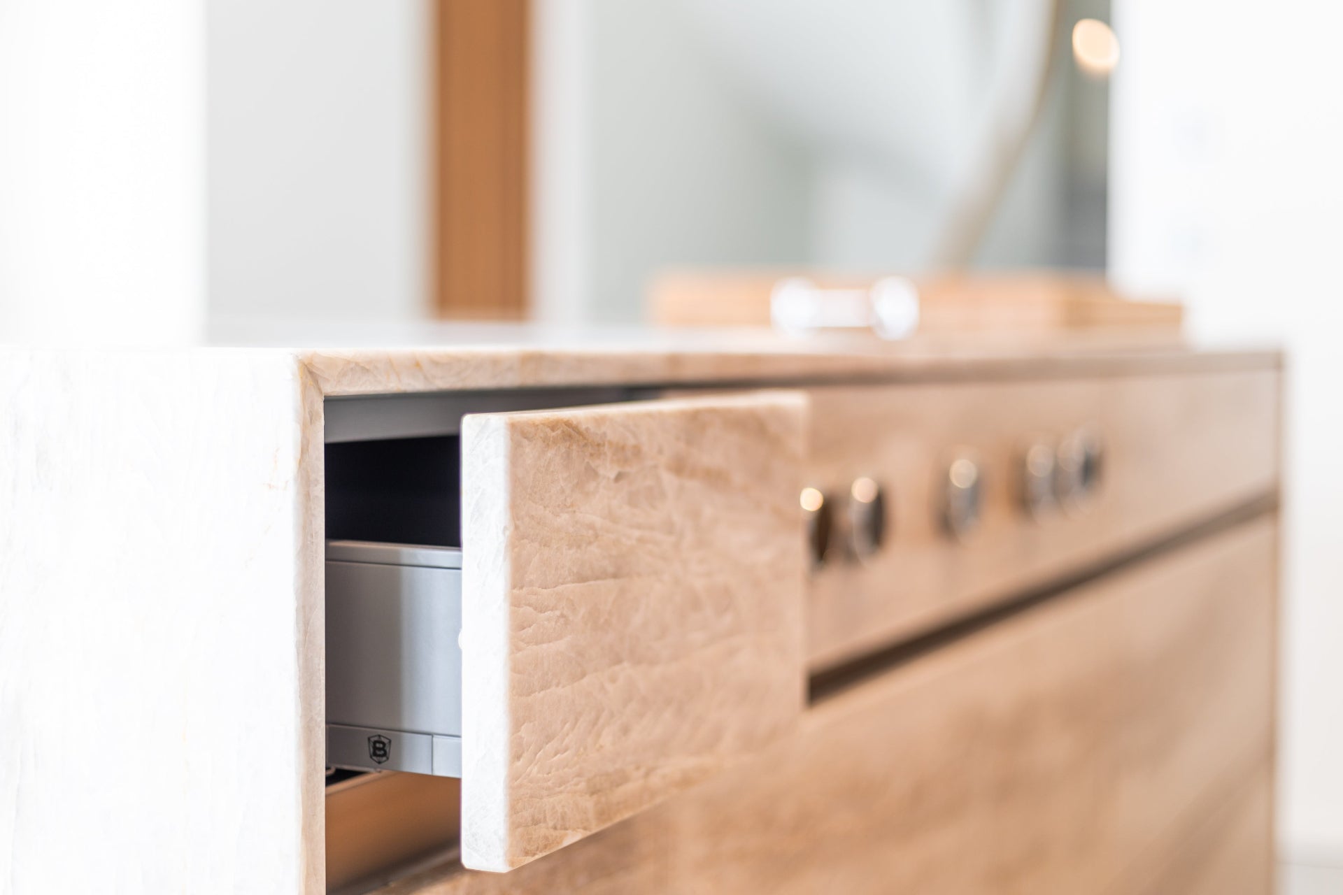 Designküche mit Teakholz