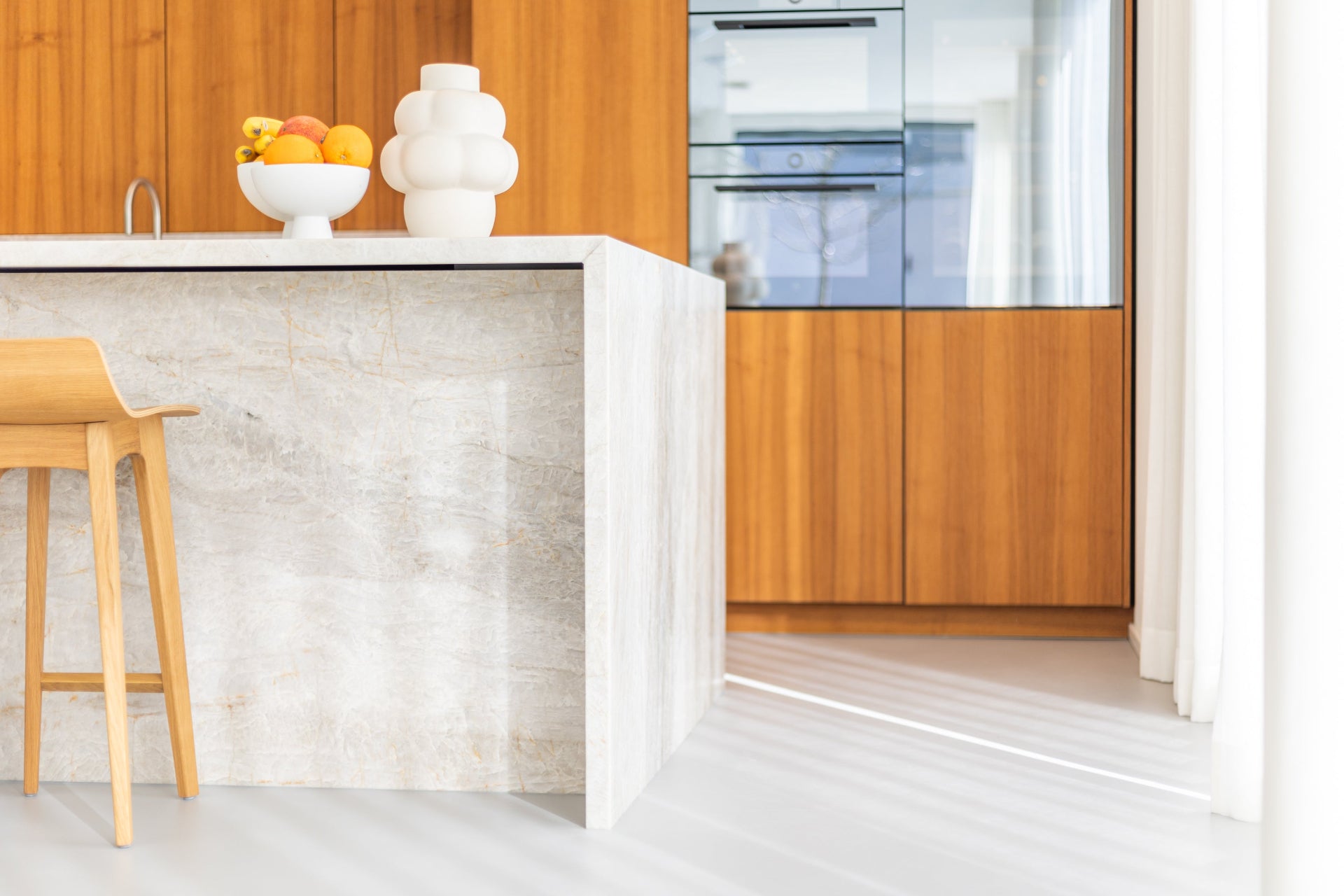 Designküche mit Teakholz