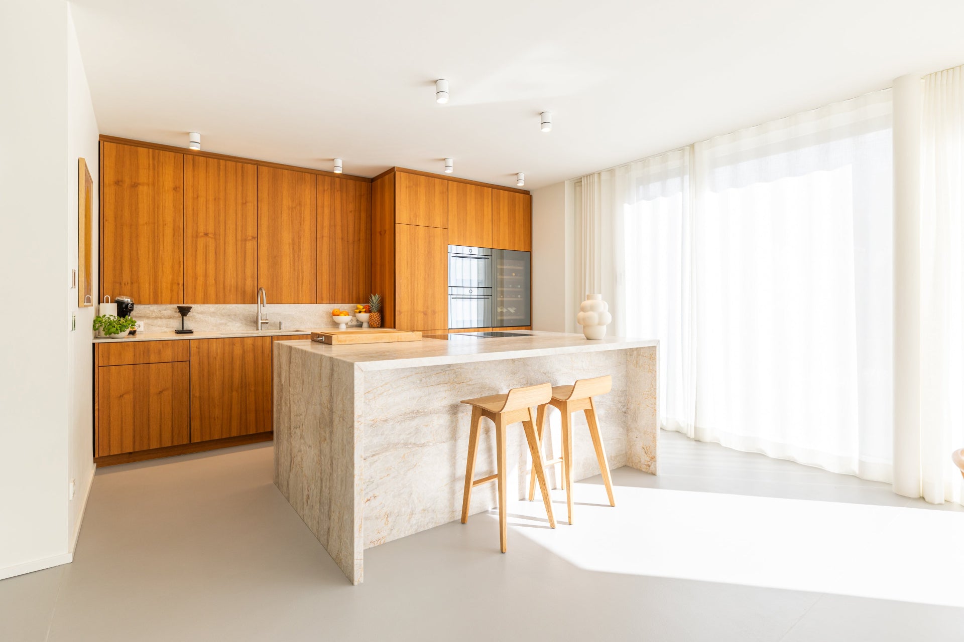 Designküche mit Teakholz