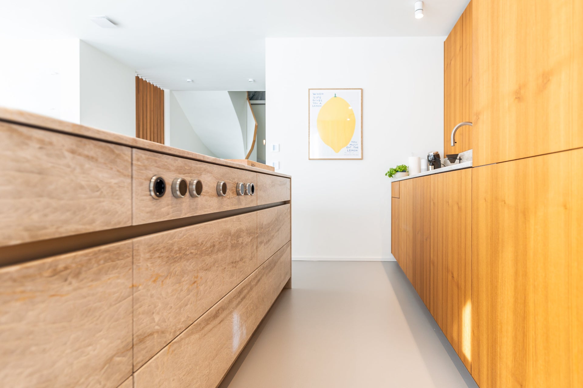 Designküche mit Teakholz