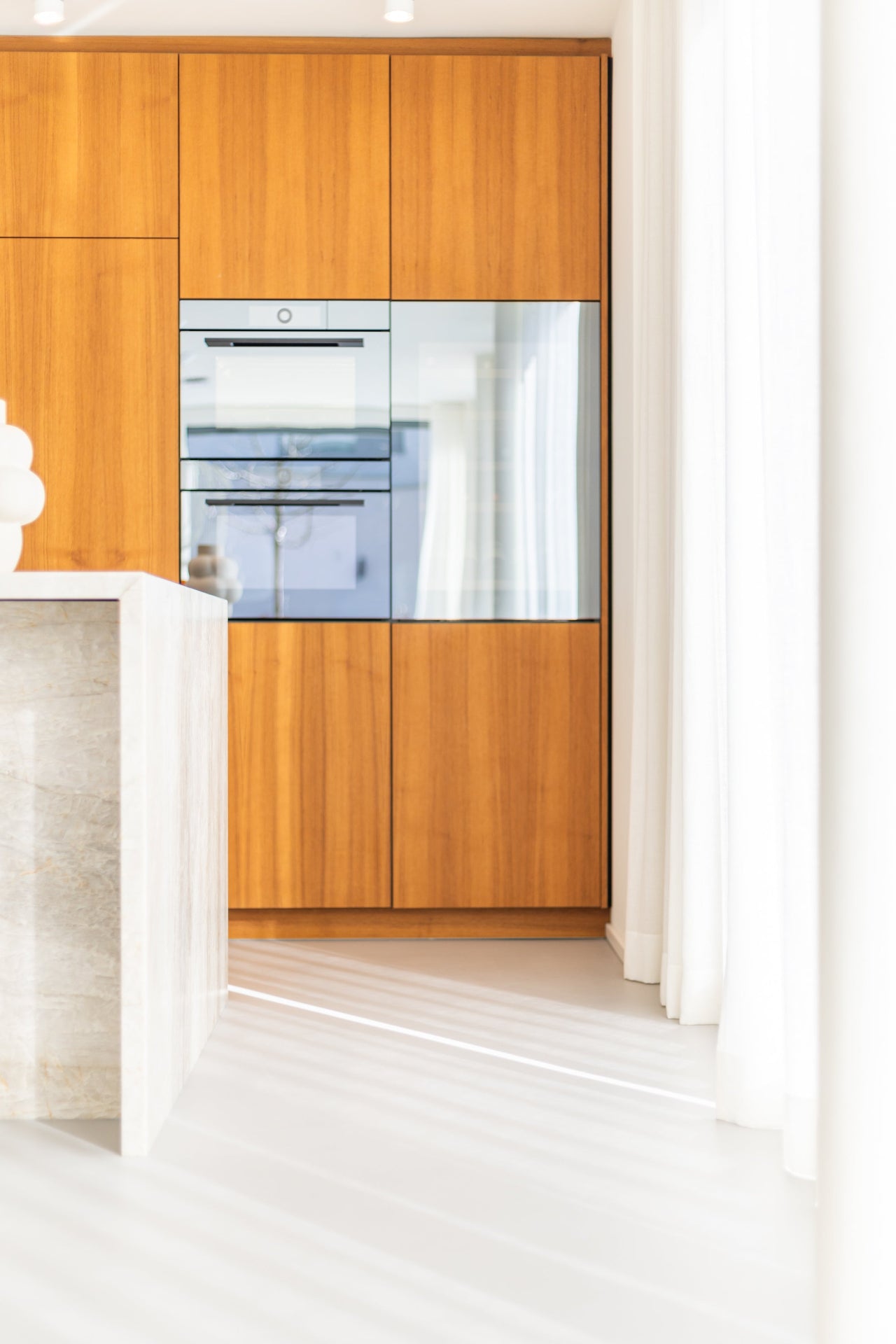 Designküche mit Teakholz