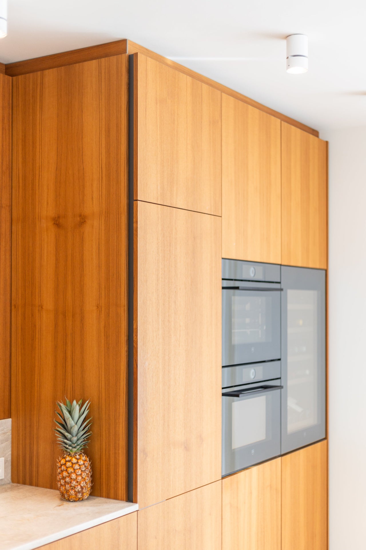 Designküche mit Teakholz