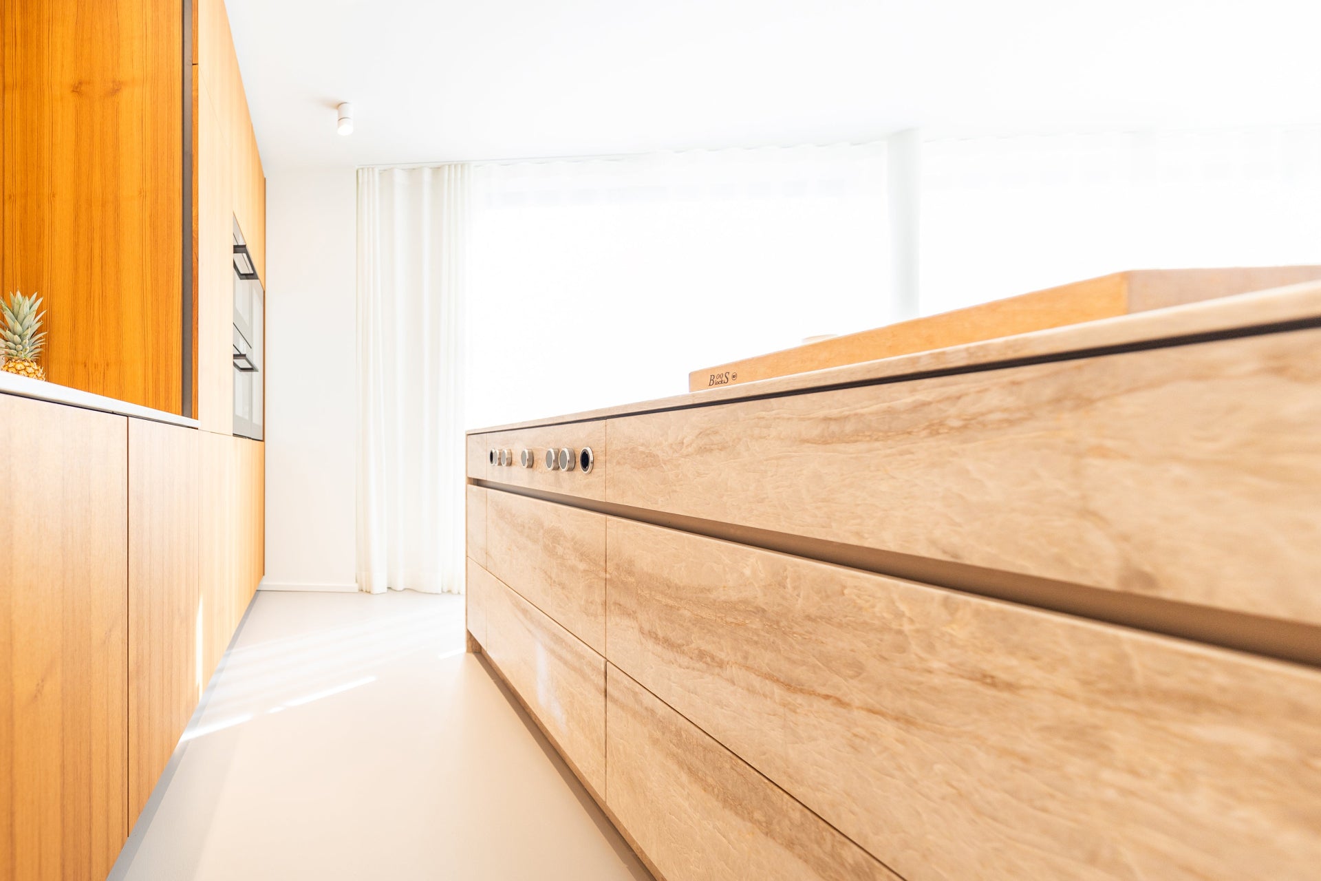 Designküche mit Teakholz